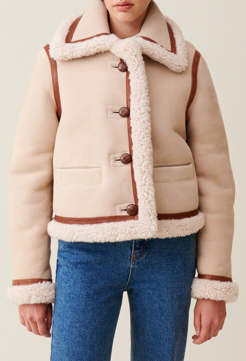 Beigefarbene Lammfelljacke
