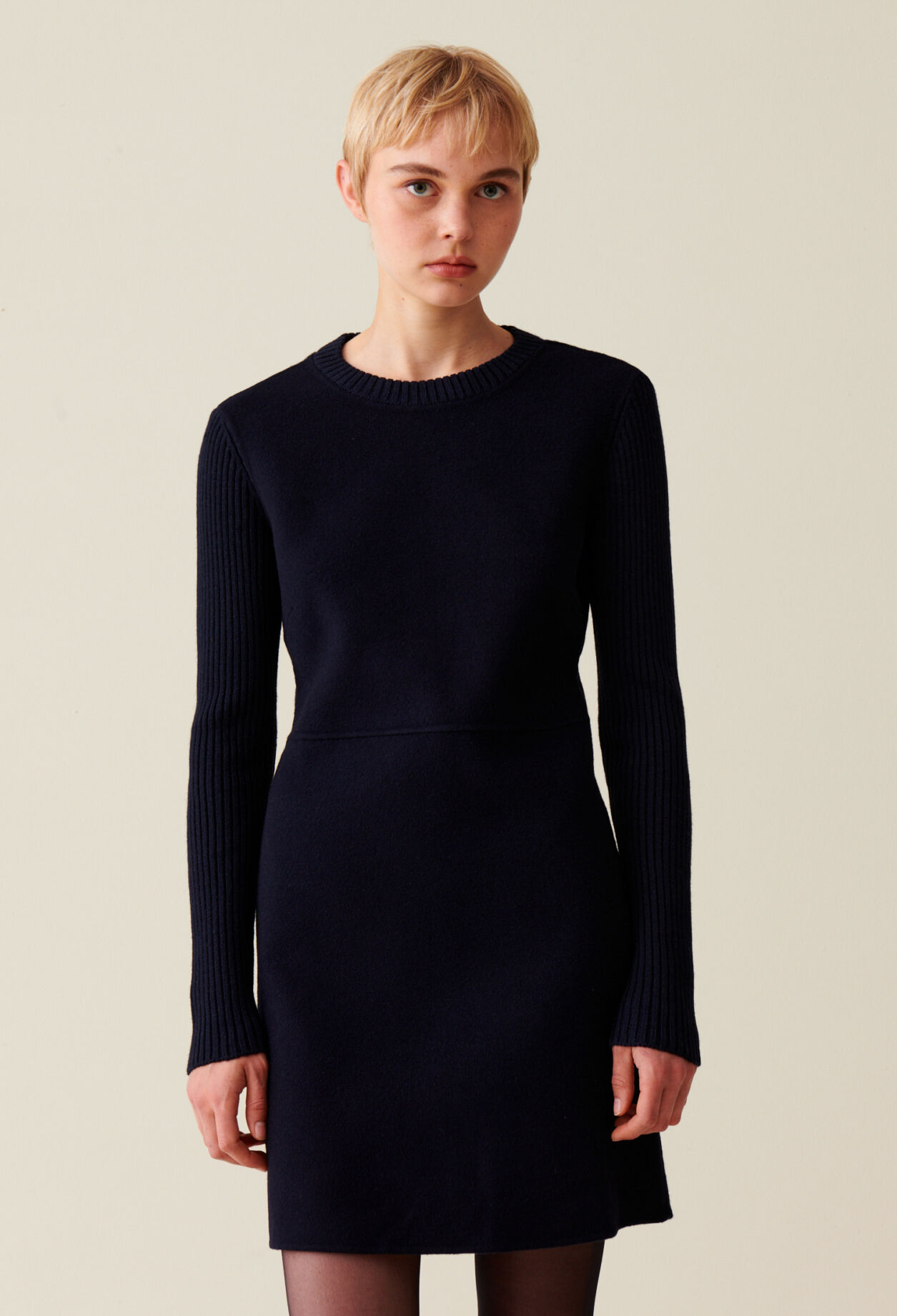 Kurzes Kleid Rippstrick am Rücken