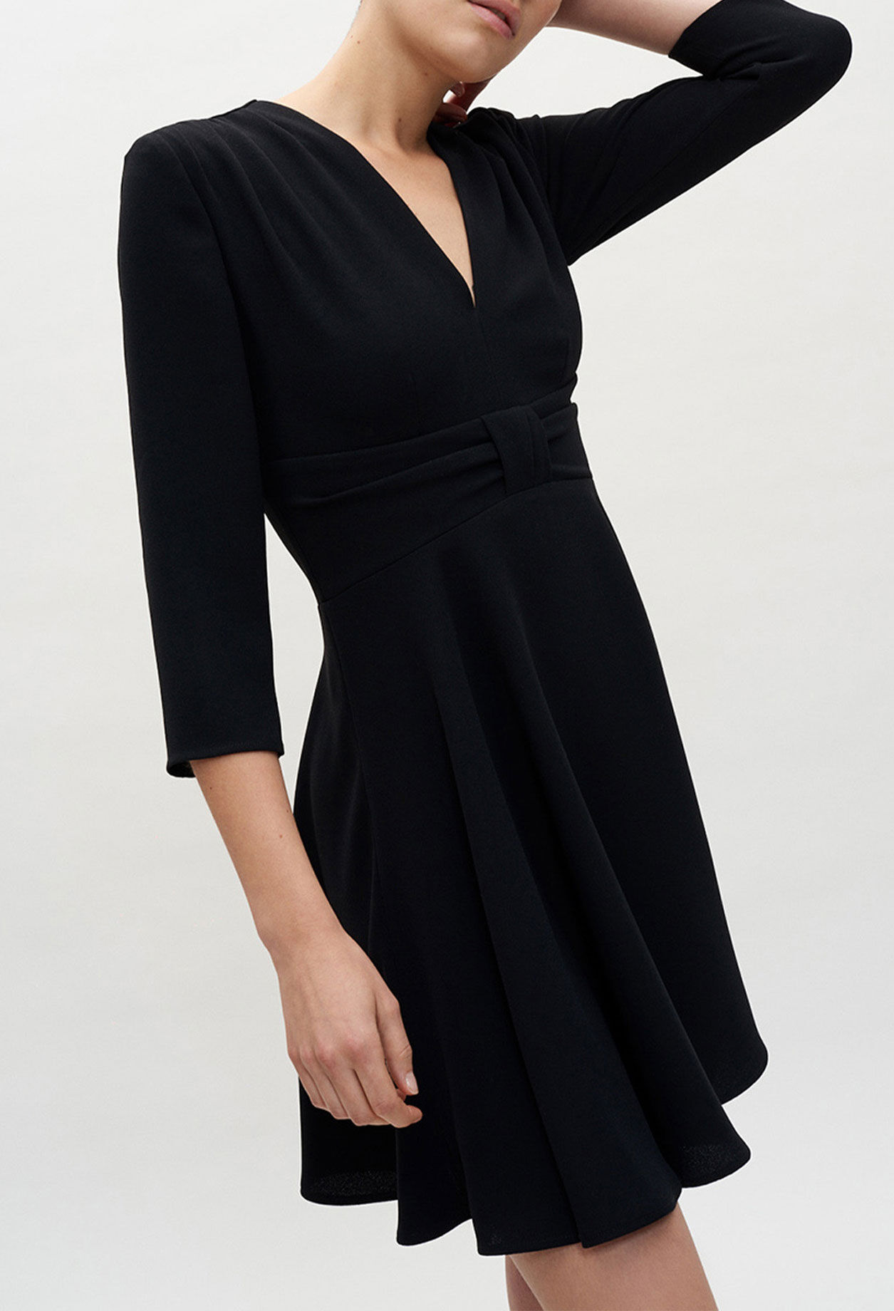 Schwarz ausgestelltes Kleid