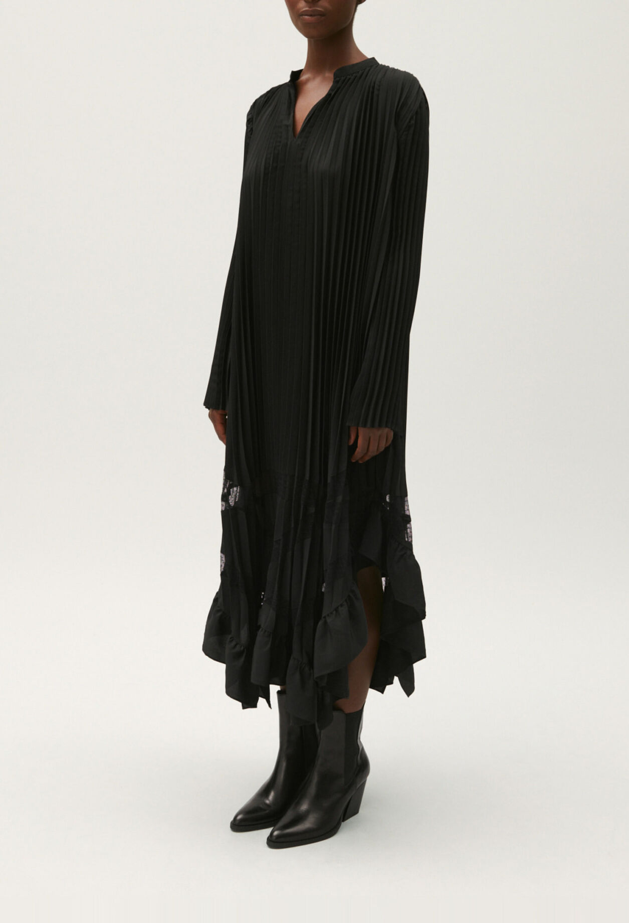 Langes, plissiertes Kleid mit Volants