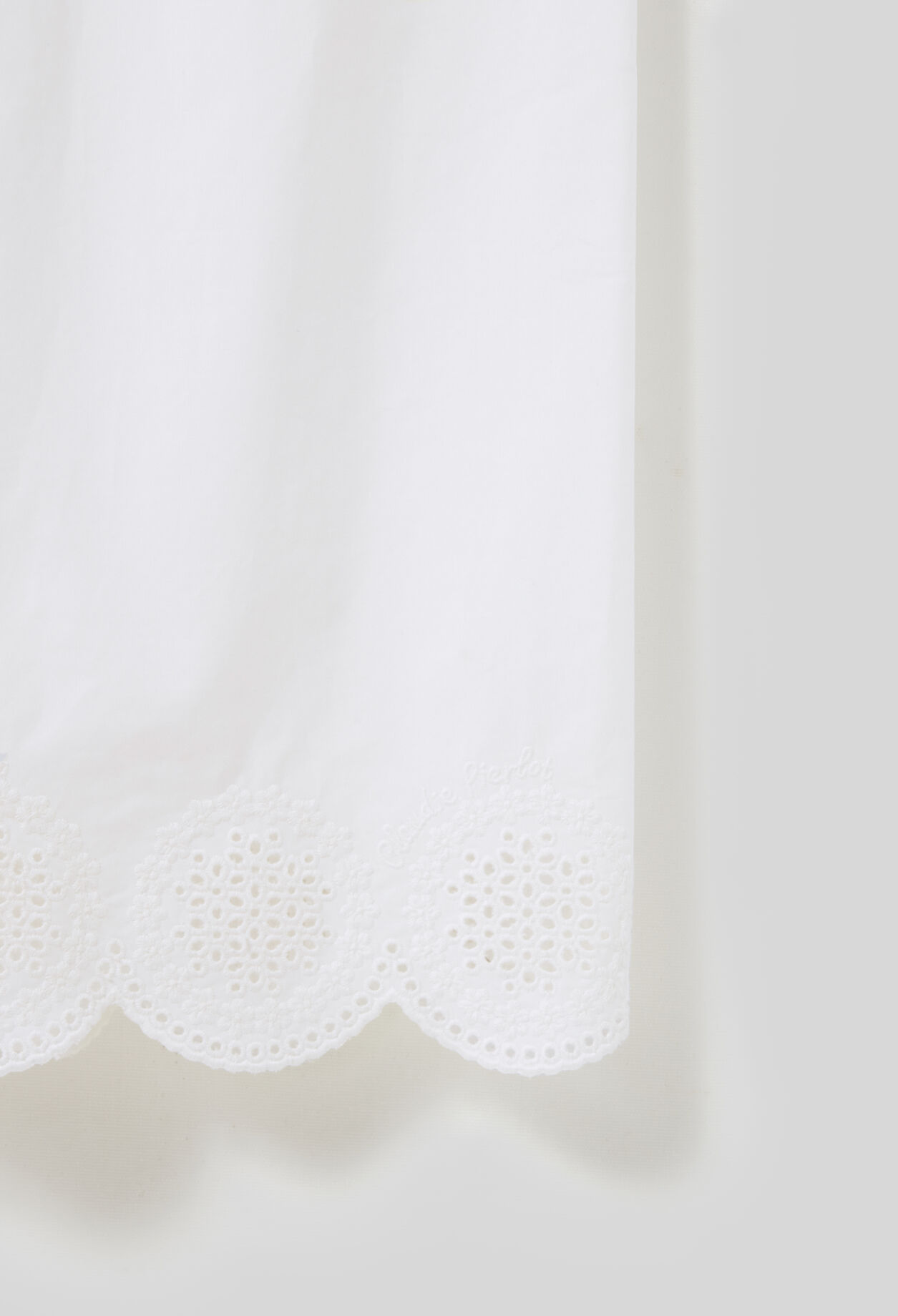 Weite, leichte Hose mit Stickerei