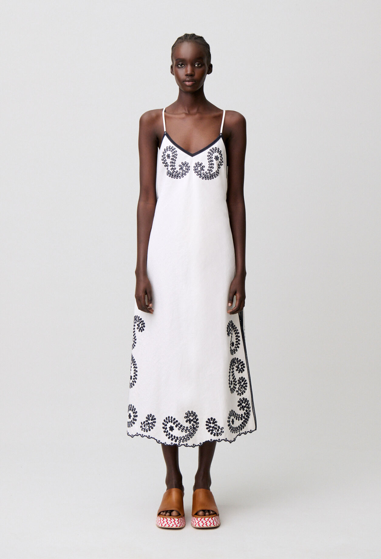 Robe broderies ajour&eacute;es