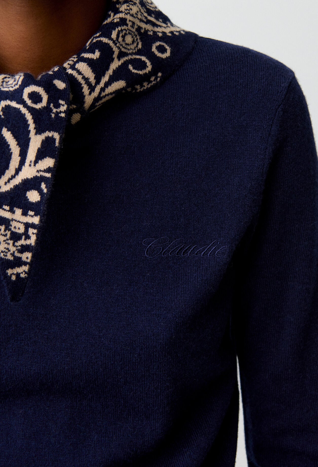 Strickpullover mit goldenem Herz