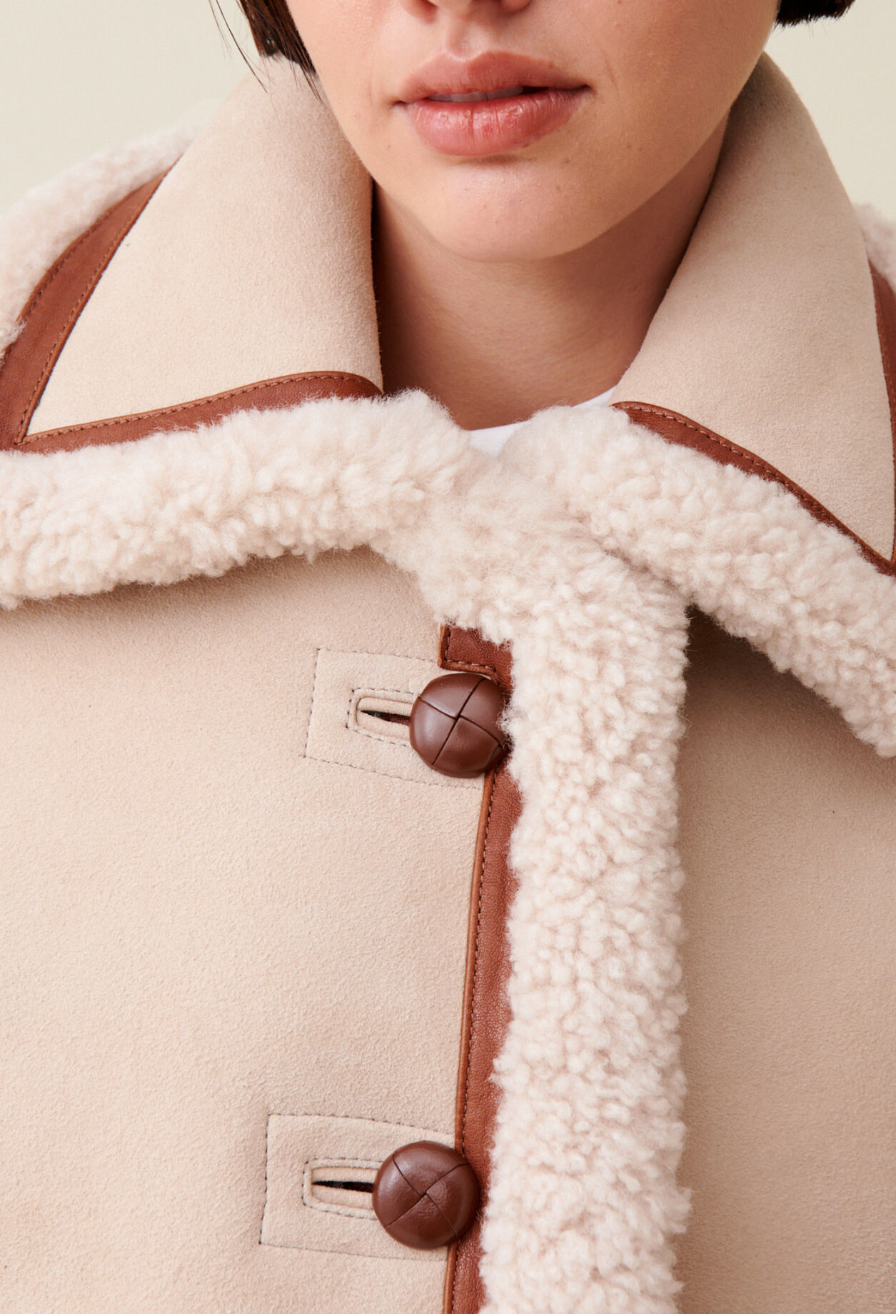 Beigefarbene Lammfelljacke