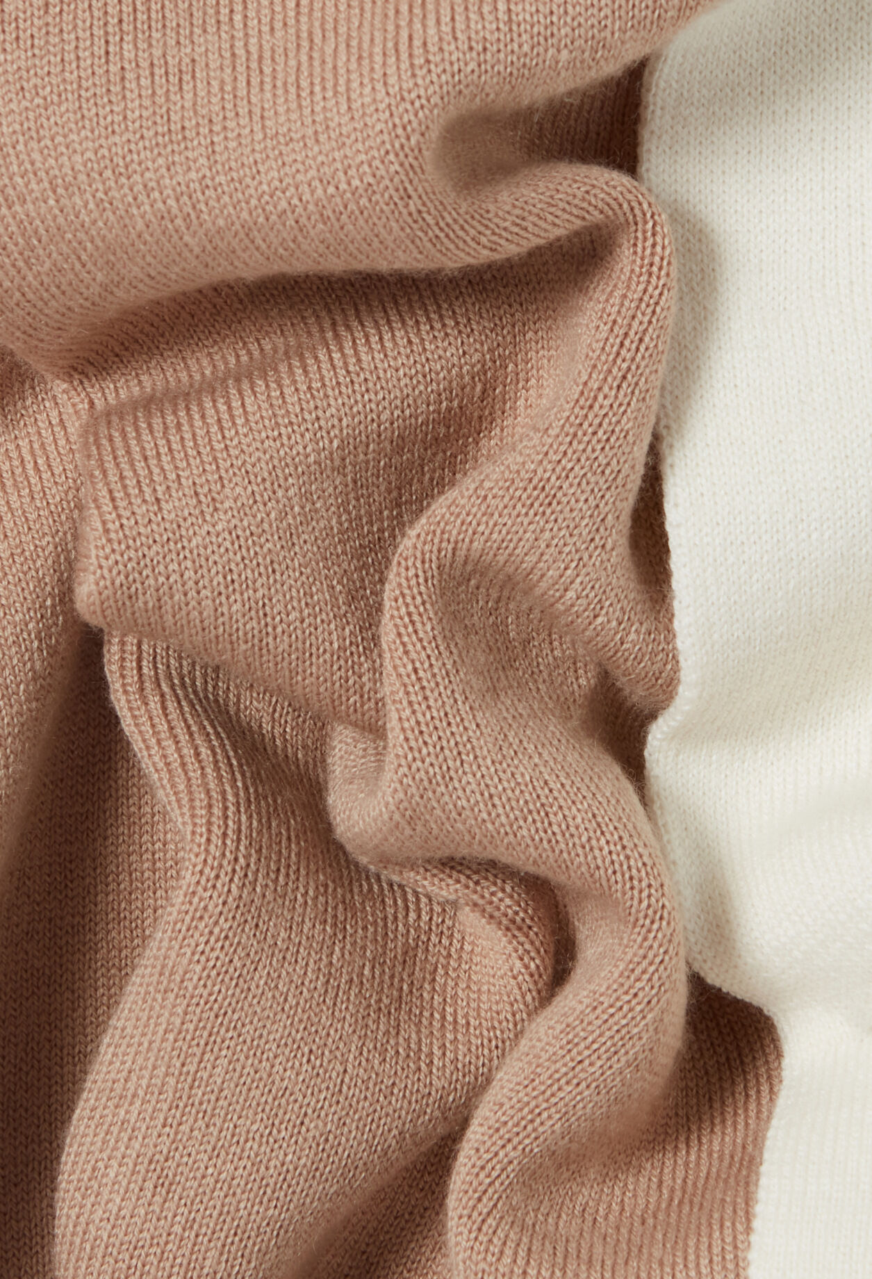 Kurzer Pulli in gleicher Farbe