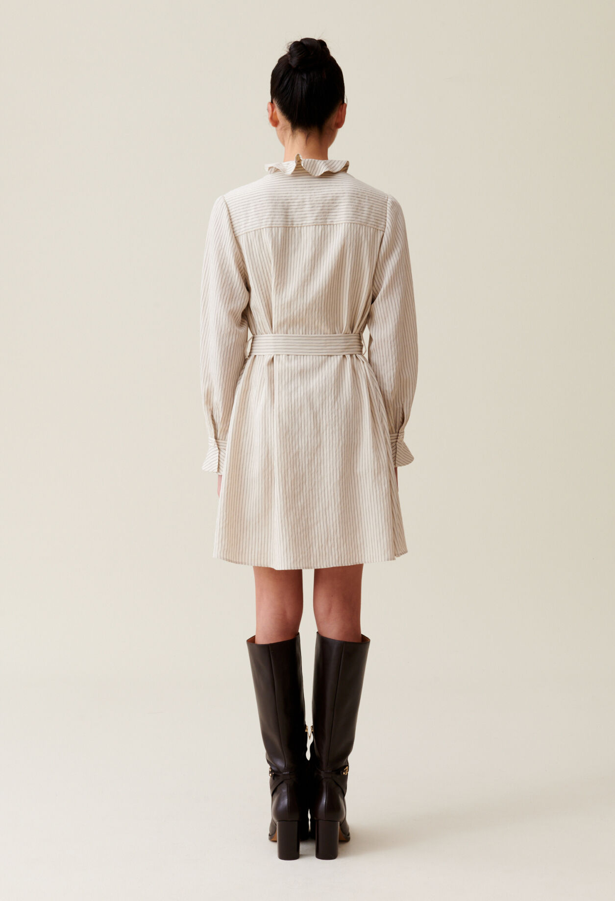 Gestreiftes Kleid mit Rüschenkragen