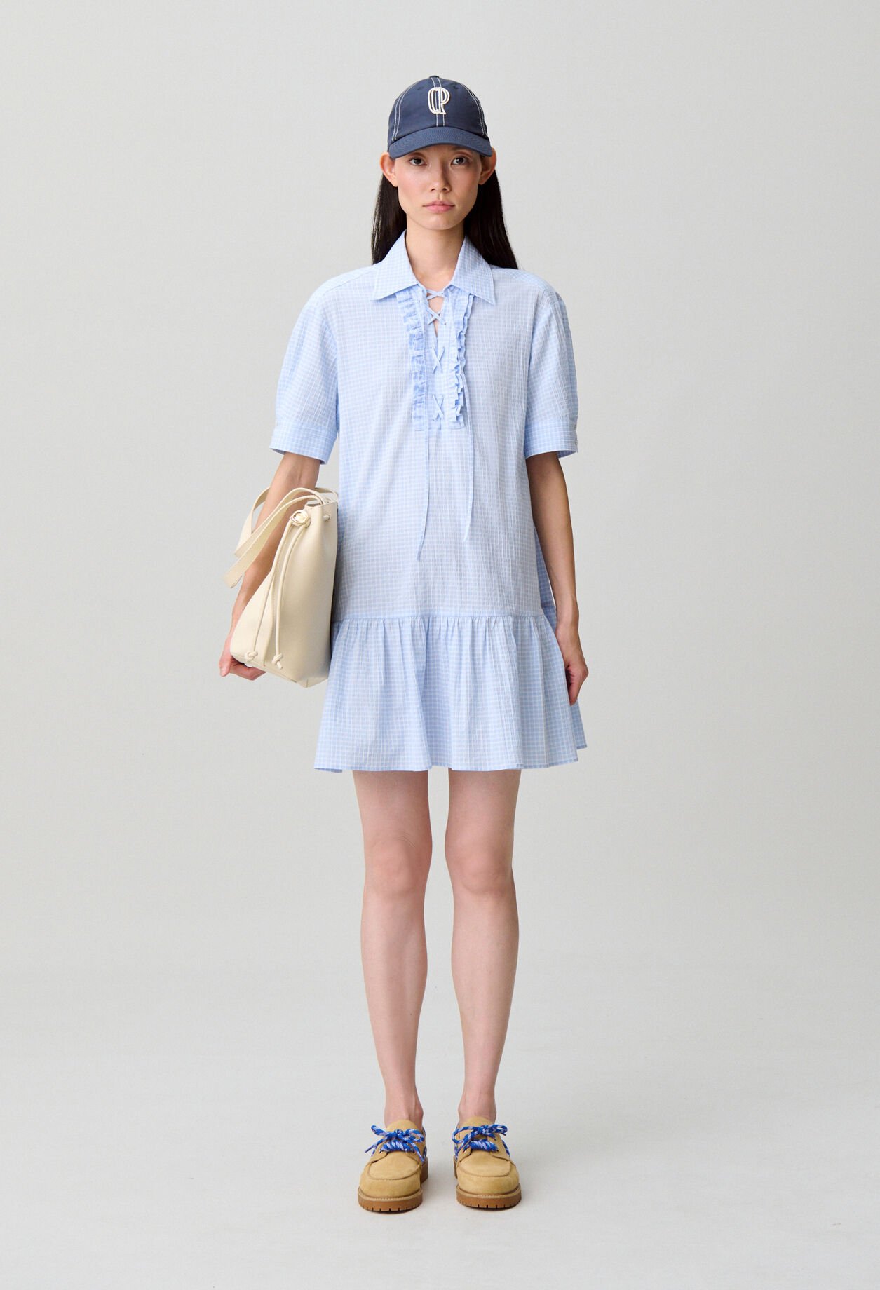 Robe courte lac&eacute;e volants