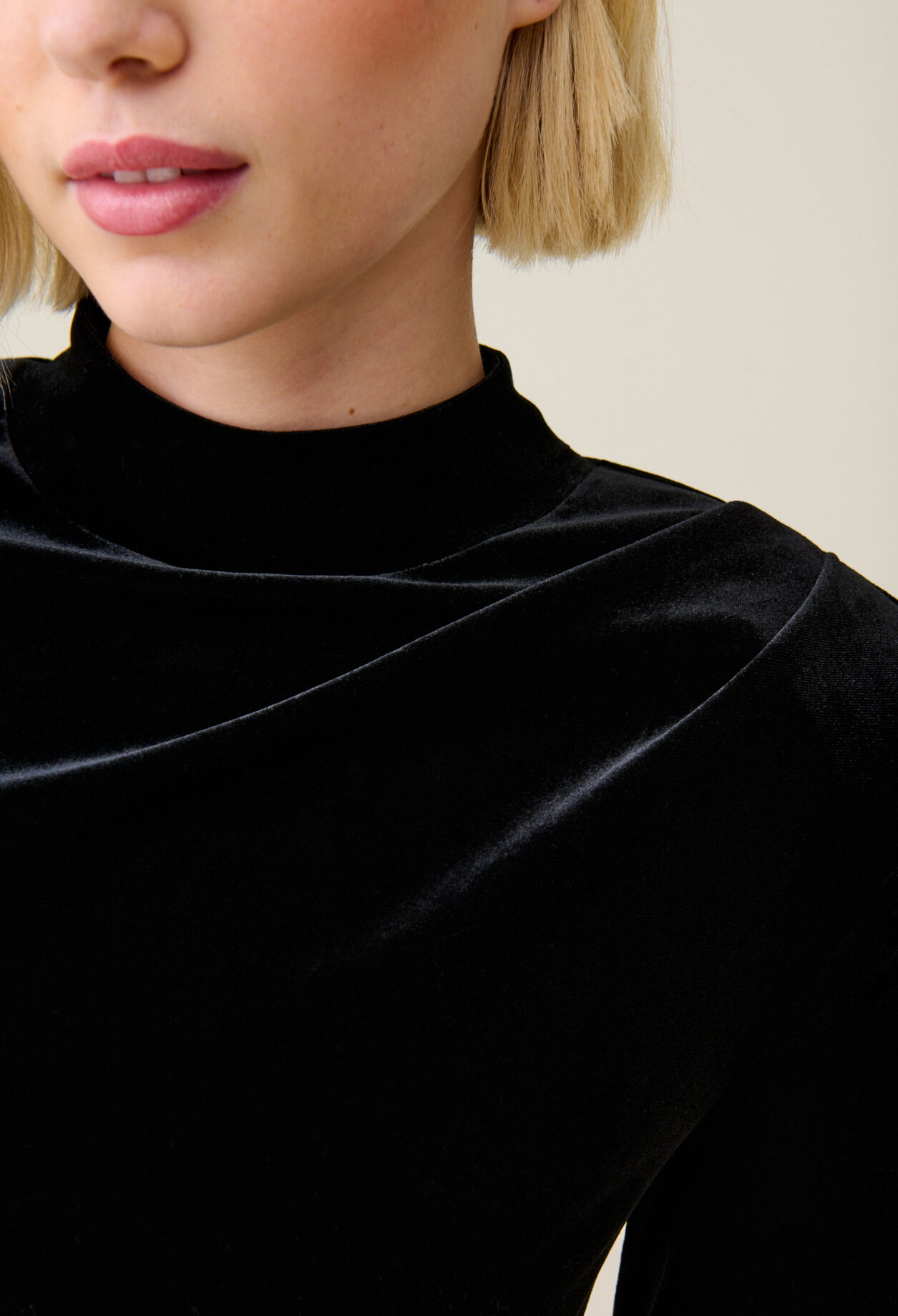Fitted black velvet top