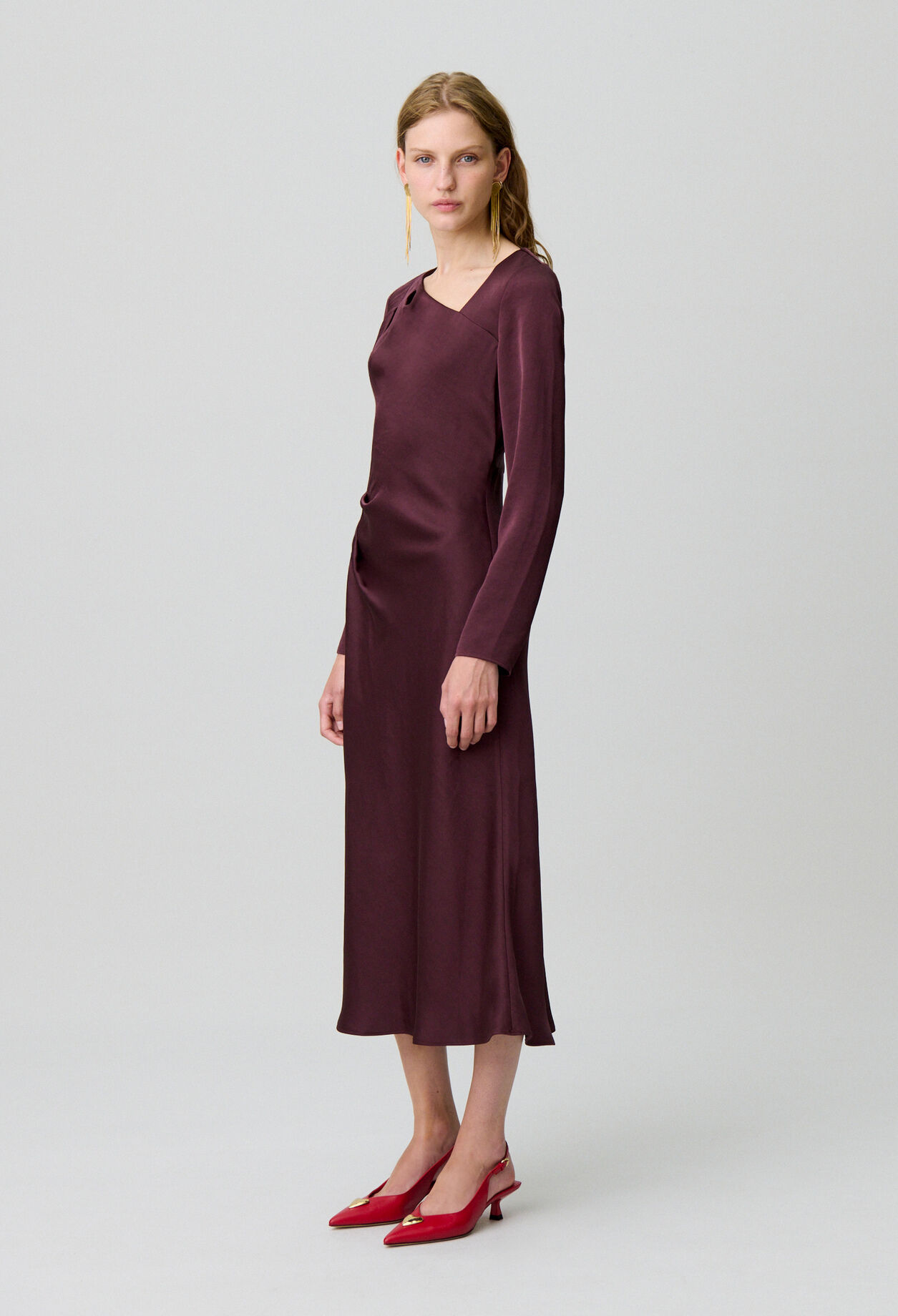 Robe longue satinée asymétrique