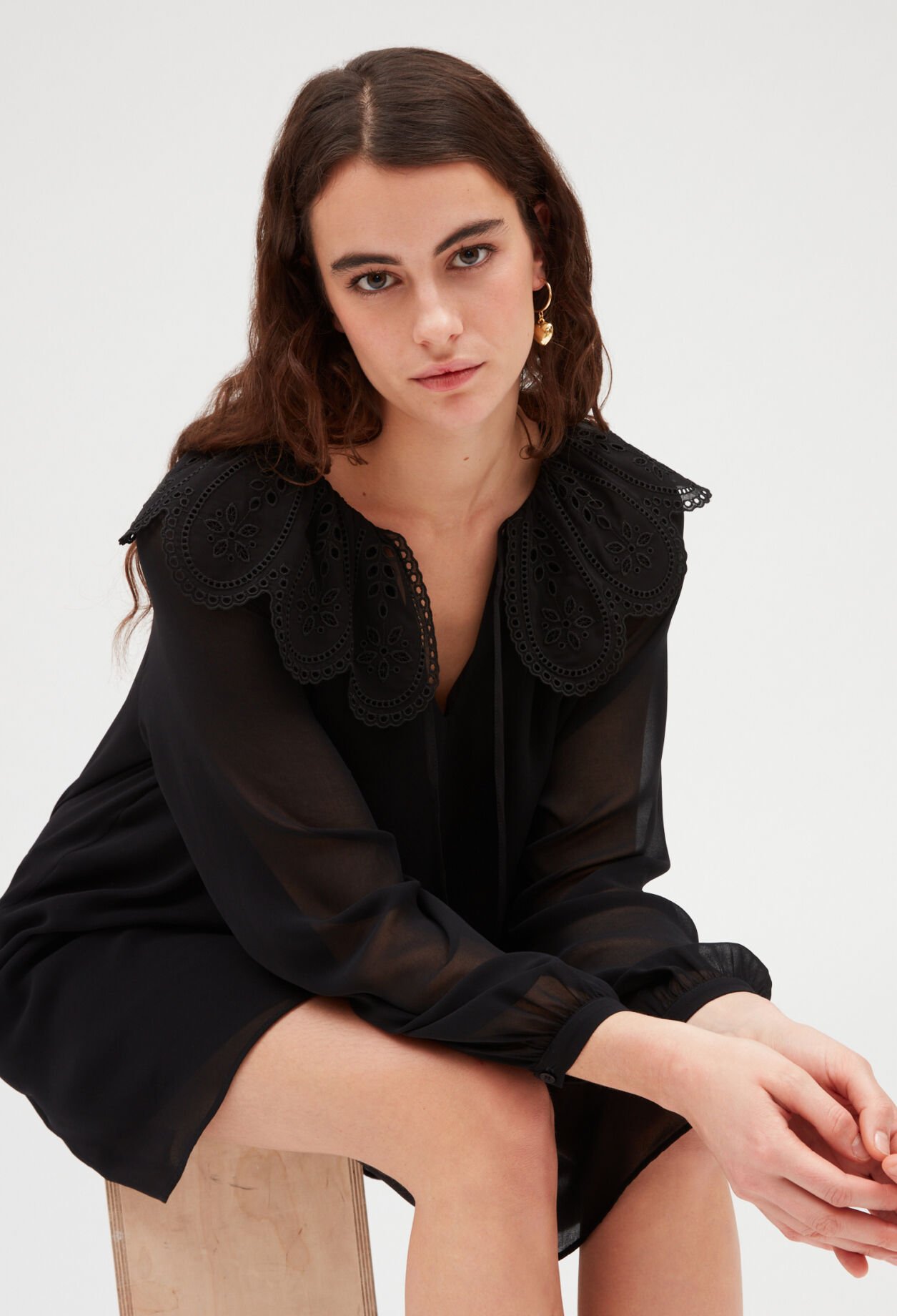 Robe courte Rifi noire large col