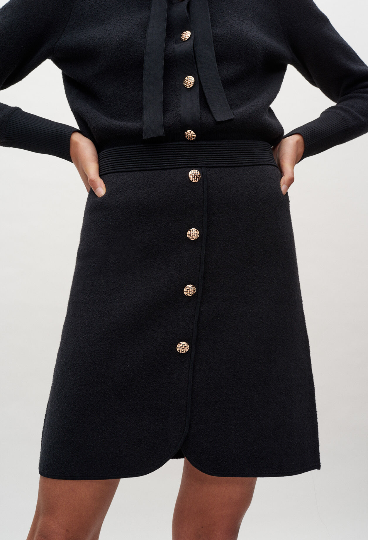 Knitted skirt with golden buttons