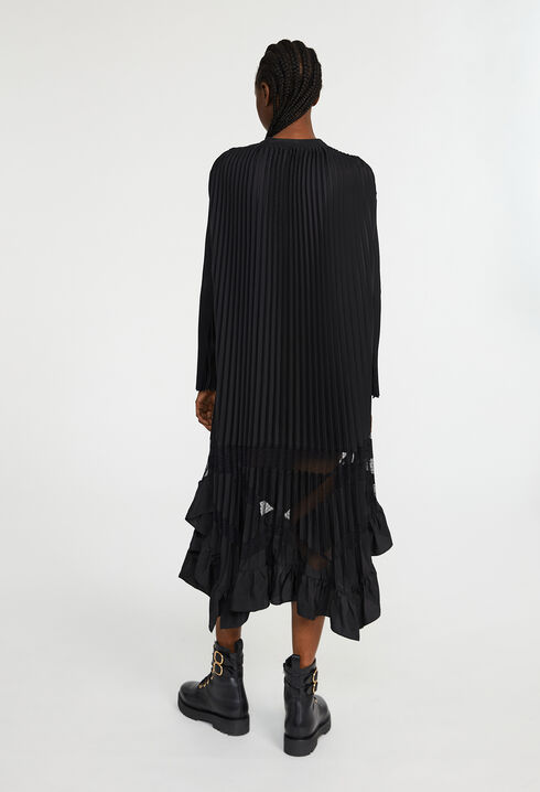 Langes, plissiertes Kleid mit Volants