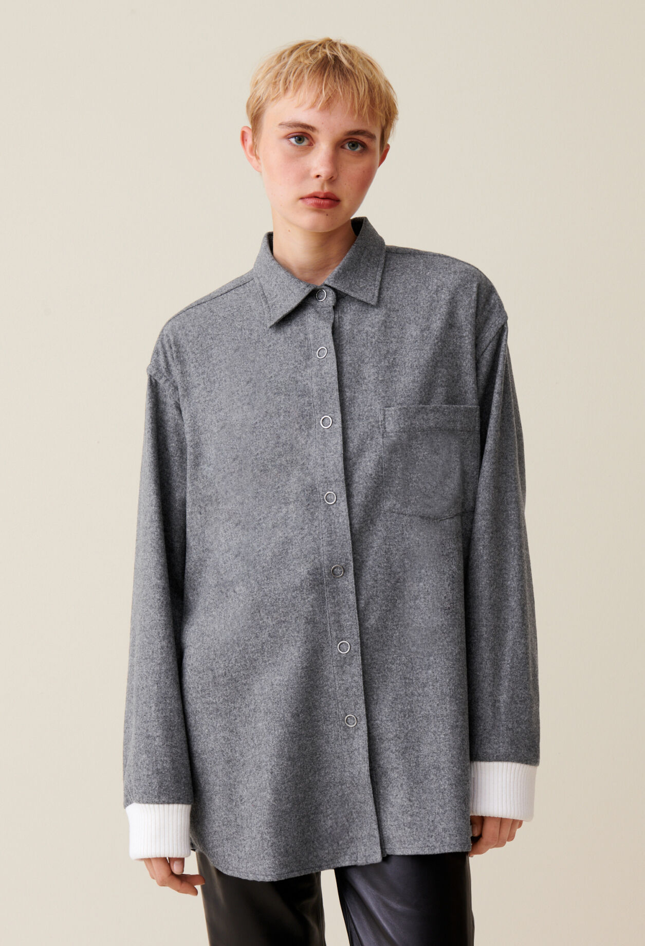 Oversize-Hemdjacke in Grau
