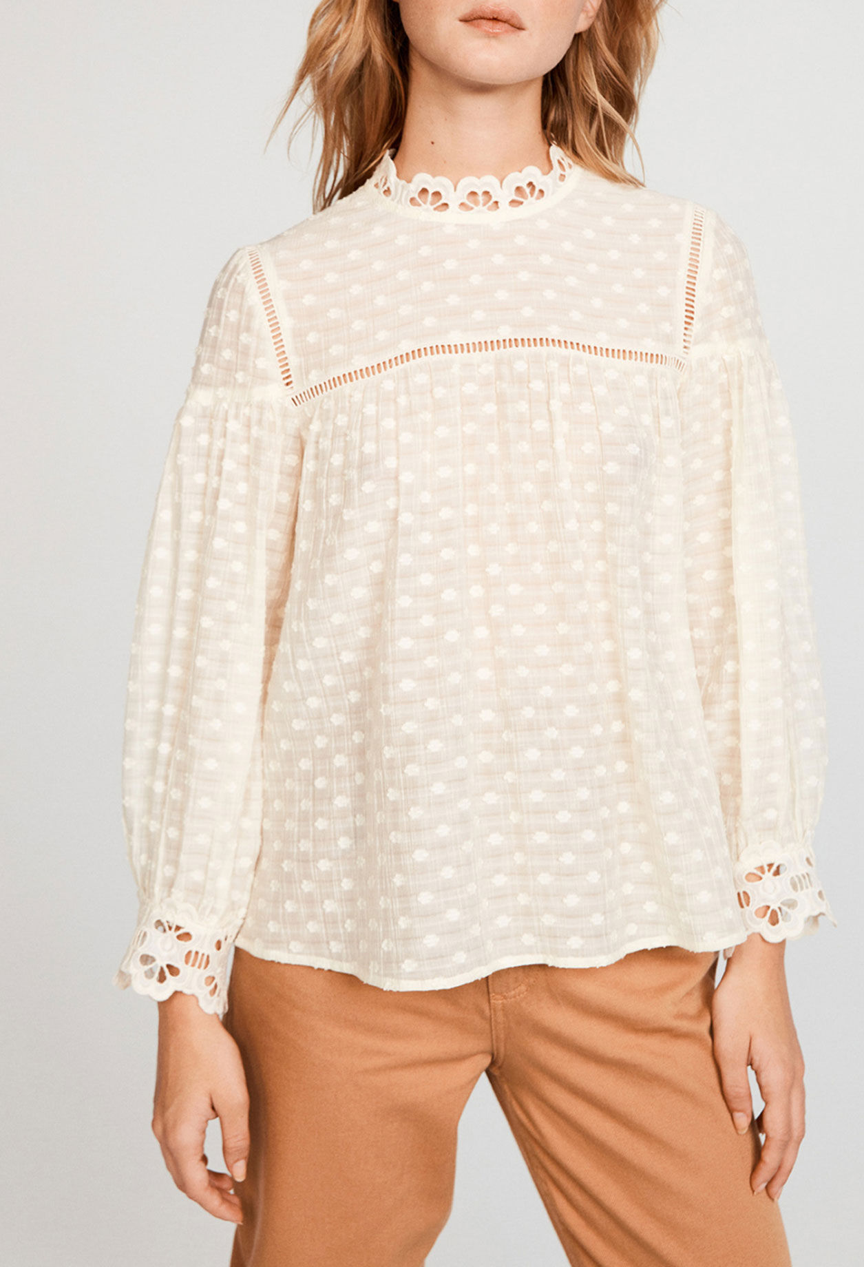 Bluse mit Tupfenmull