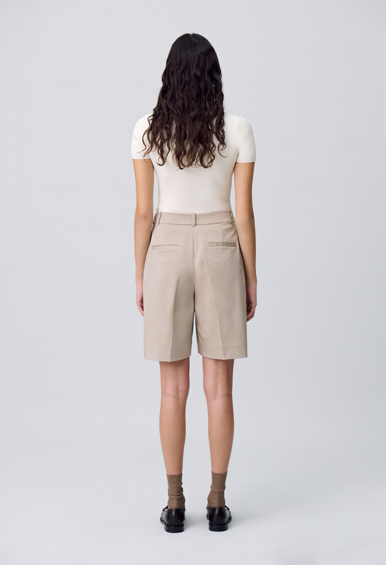 Kurze Bermuda-Shorts mit Falten.