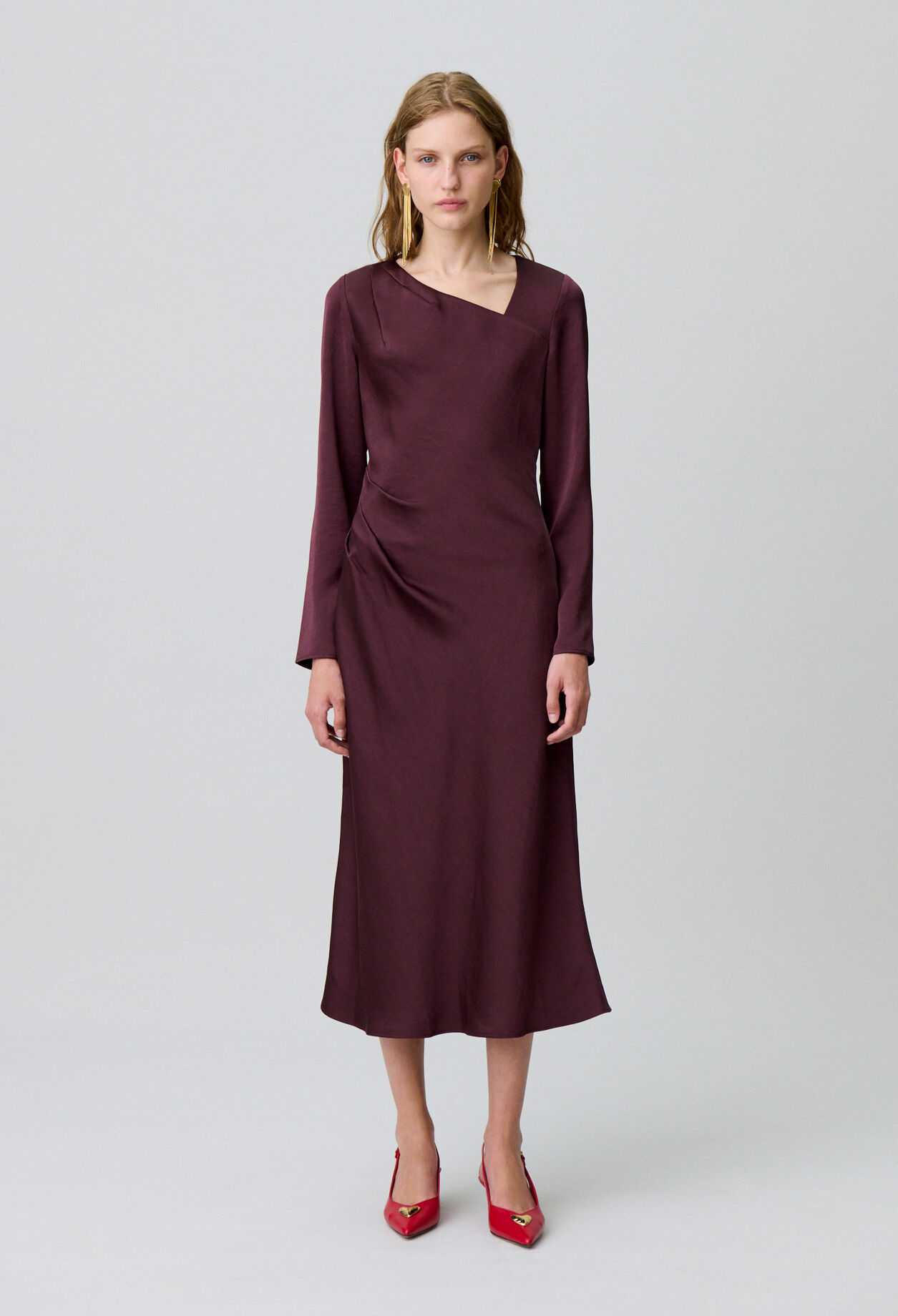 Robe longue satinée asymétrique