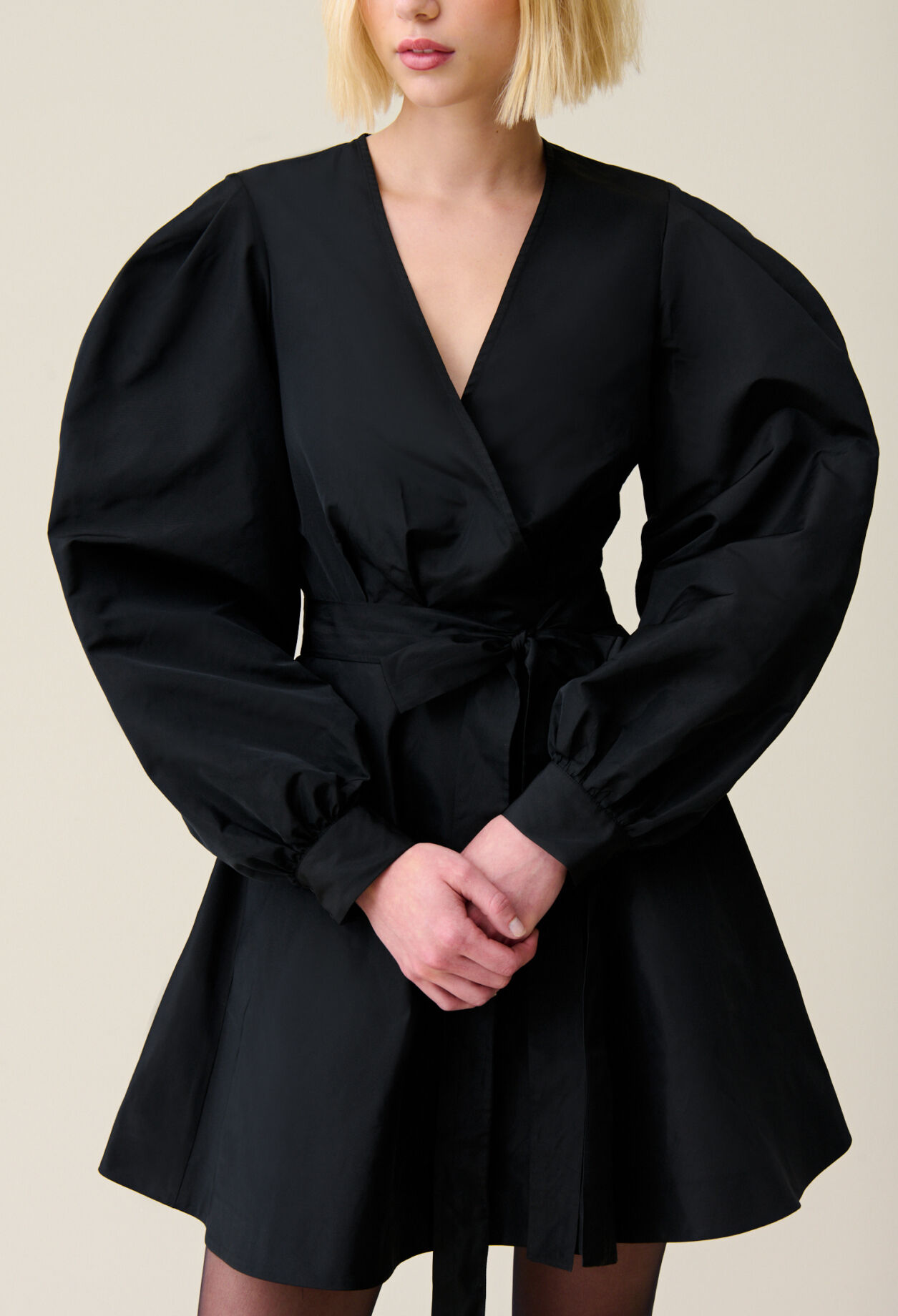 Kurzes Kleid Puffärmeln in Schwarz
