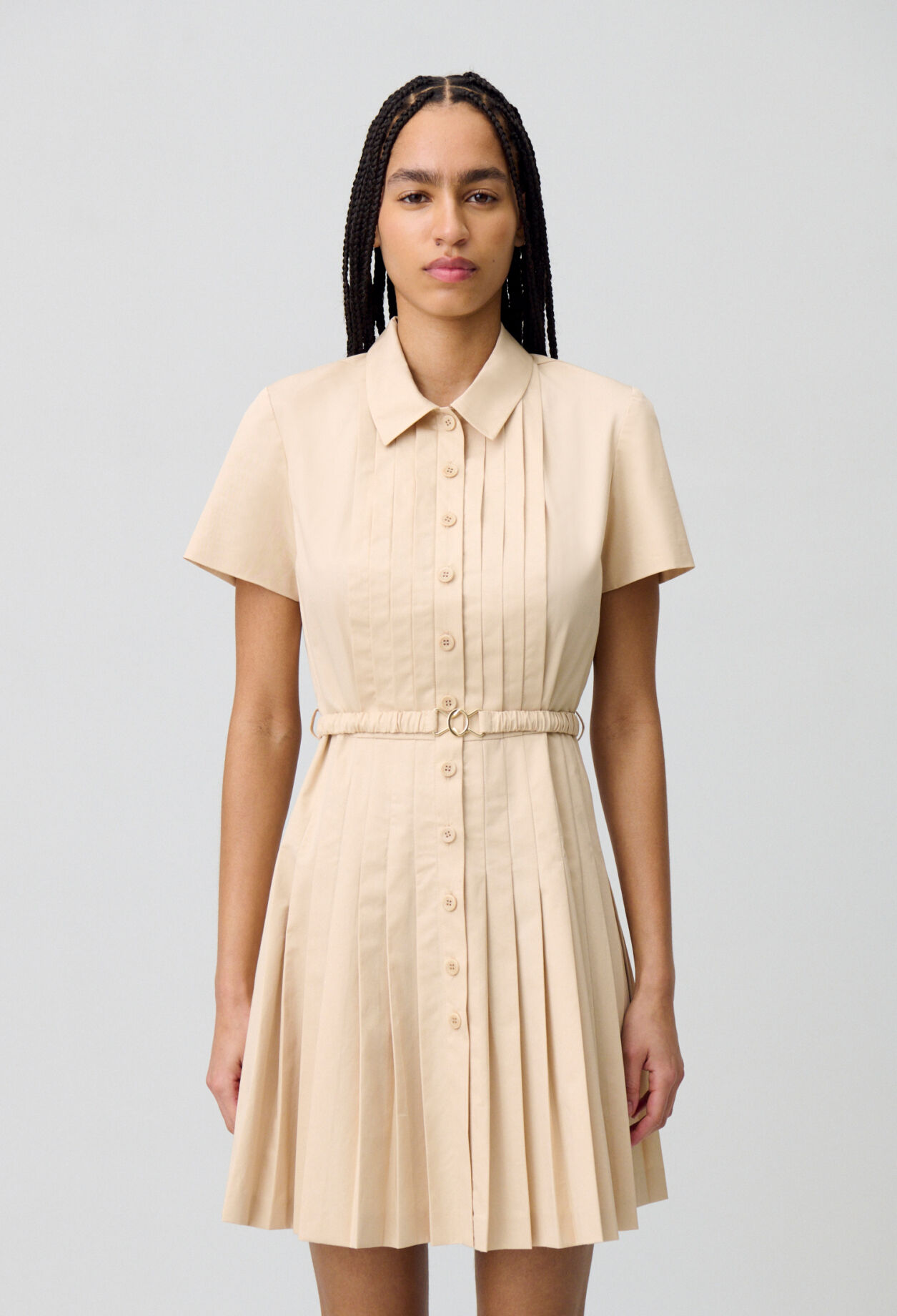Knielanges Kleid mit Knöpfen