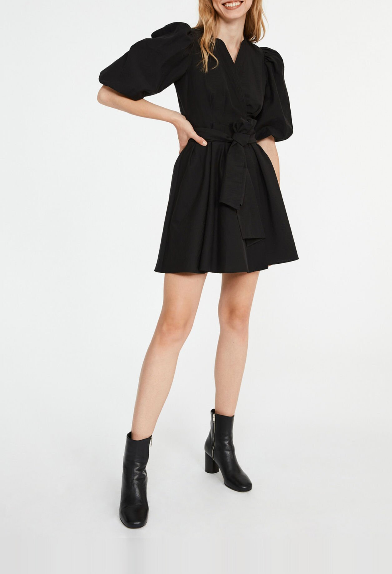 Kurzes ausgestelltes Kleid