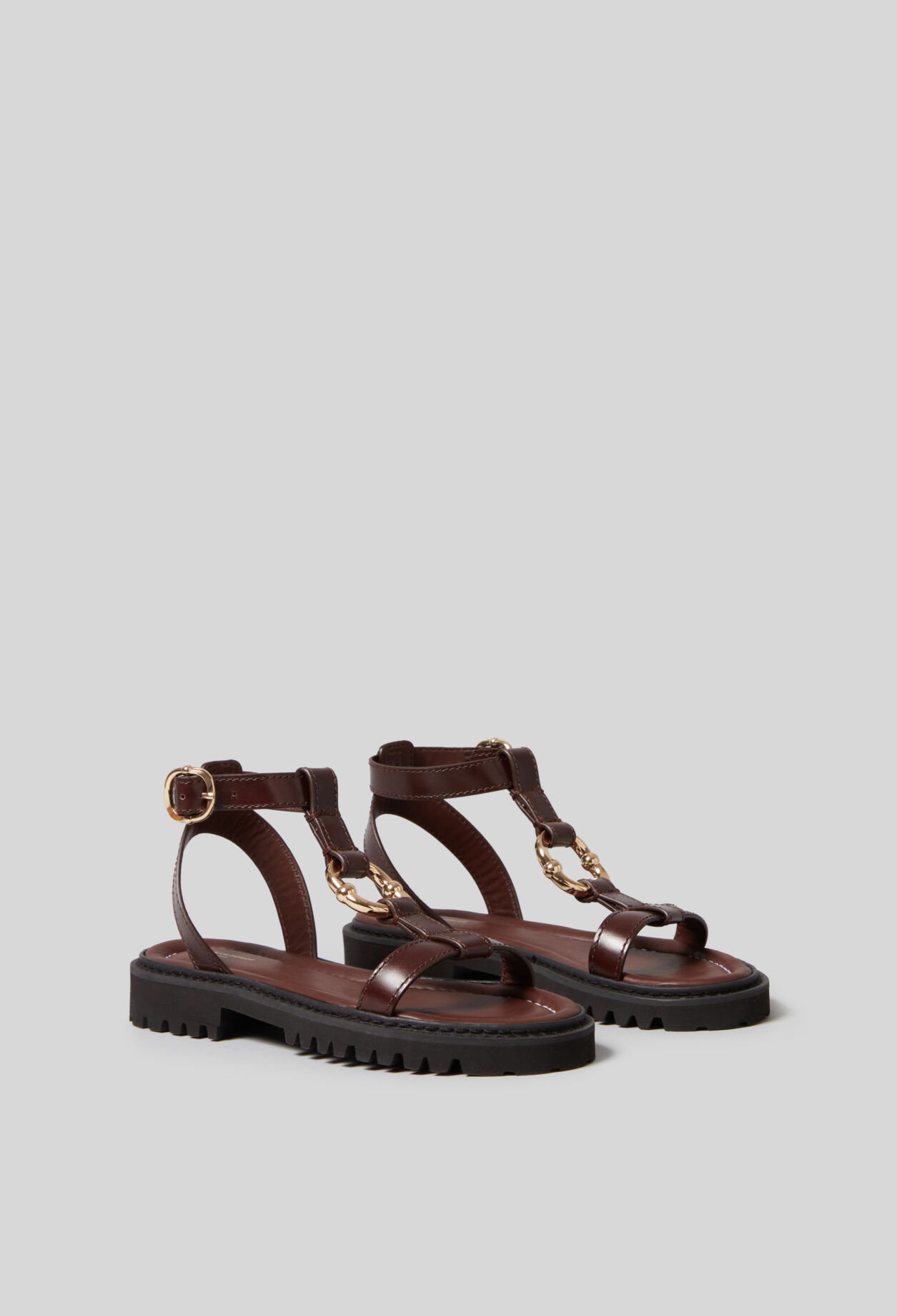 Ledersandalen mit goldenem Ring