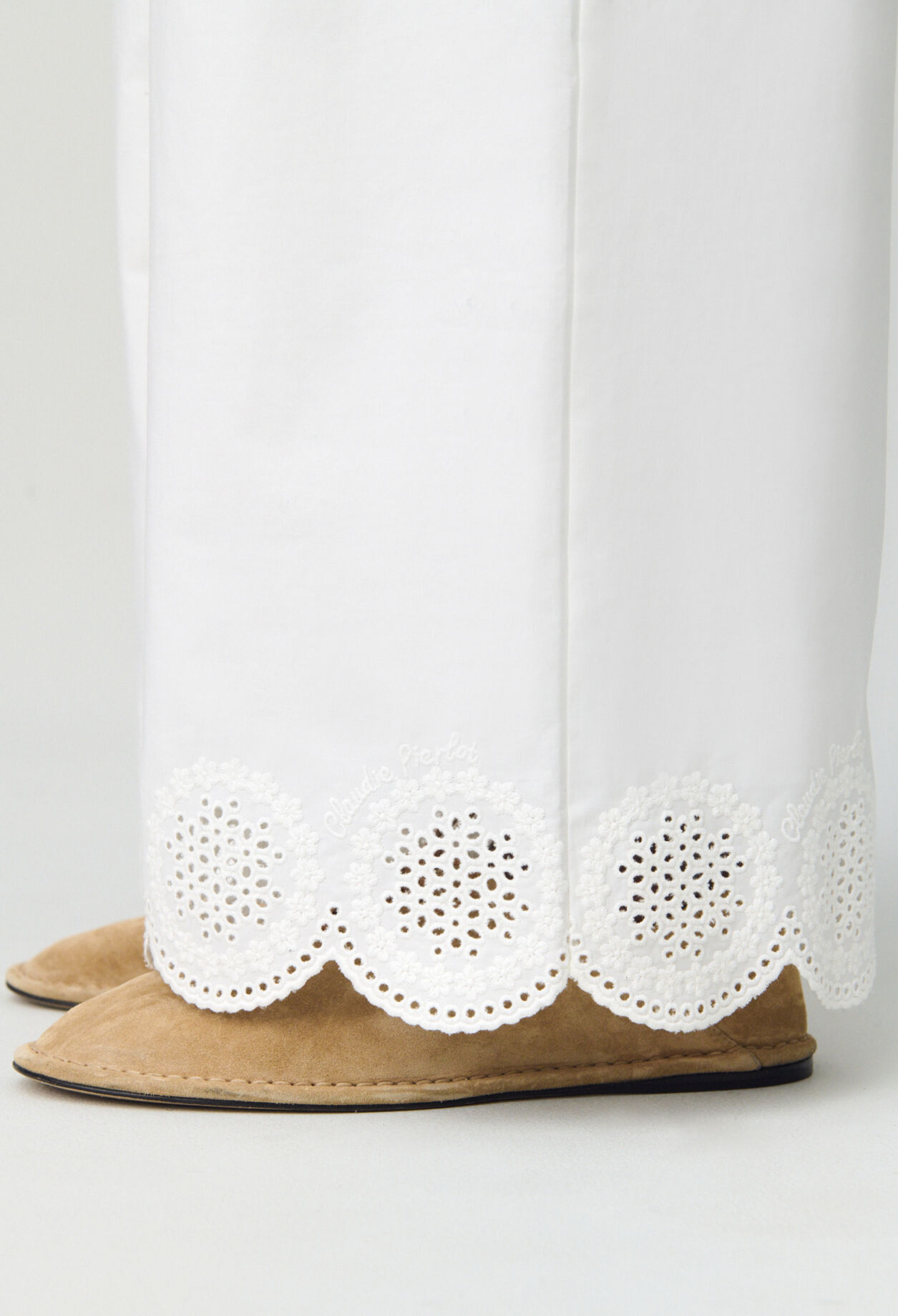 Weite, leichte Hose mit Stickerei