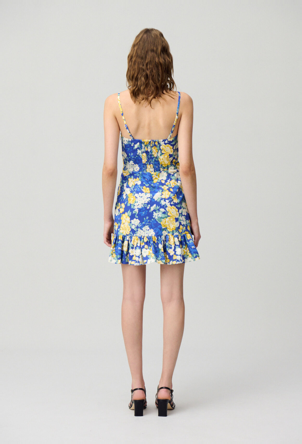 Robe courte volant&eacute;e