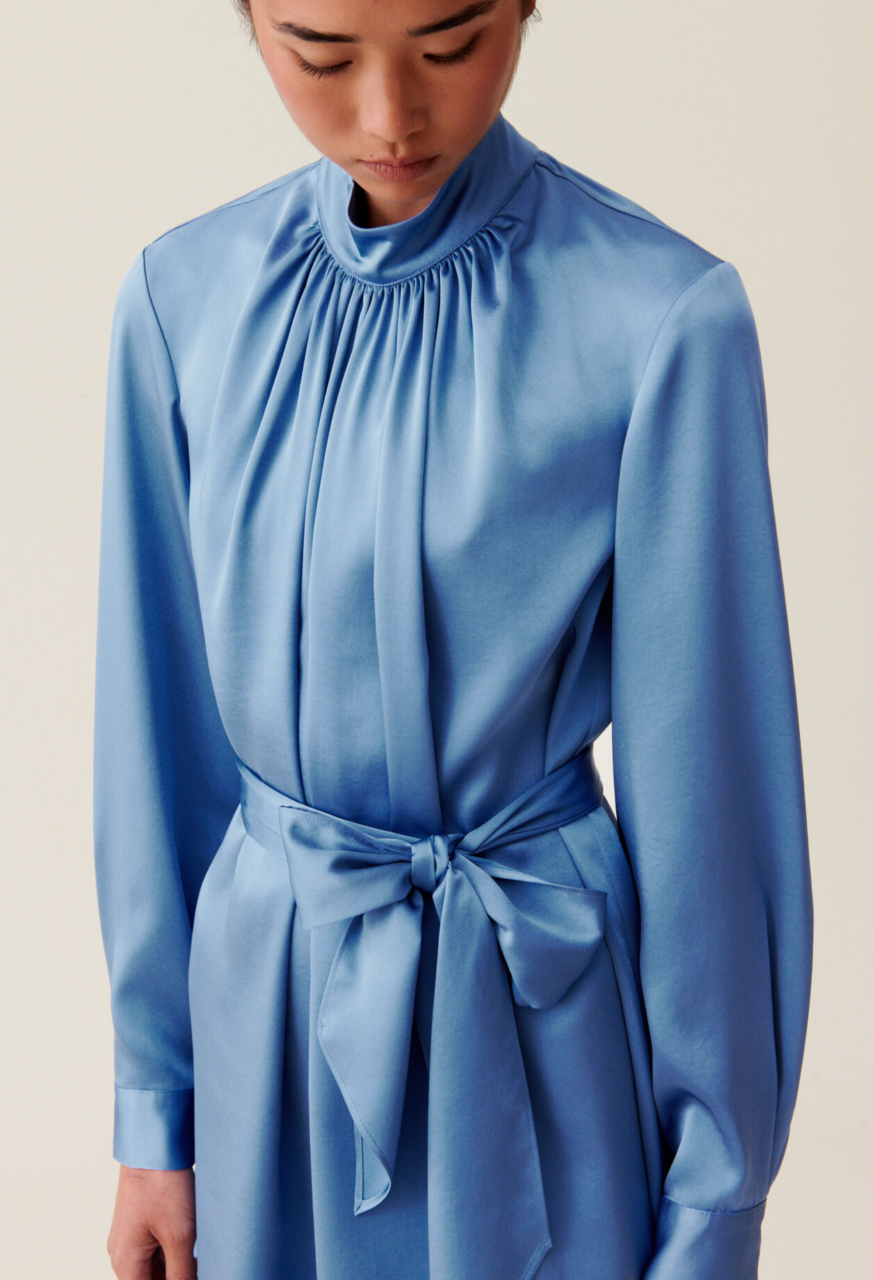Schwarzes Kleid mit Schluppe