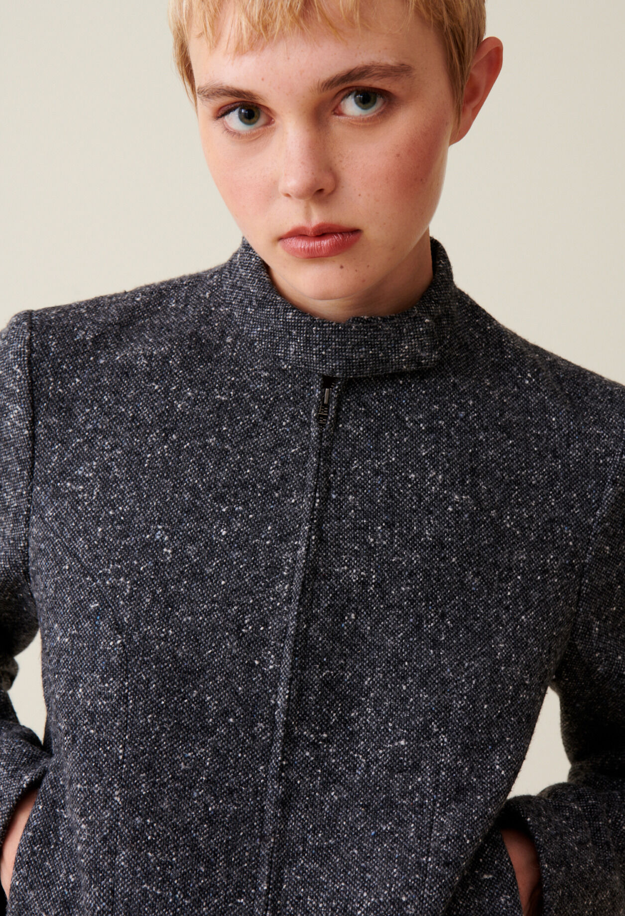 Kurze Jacke aus grauer Wollmischung