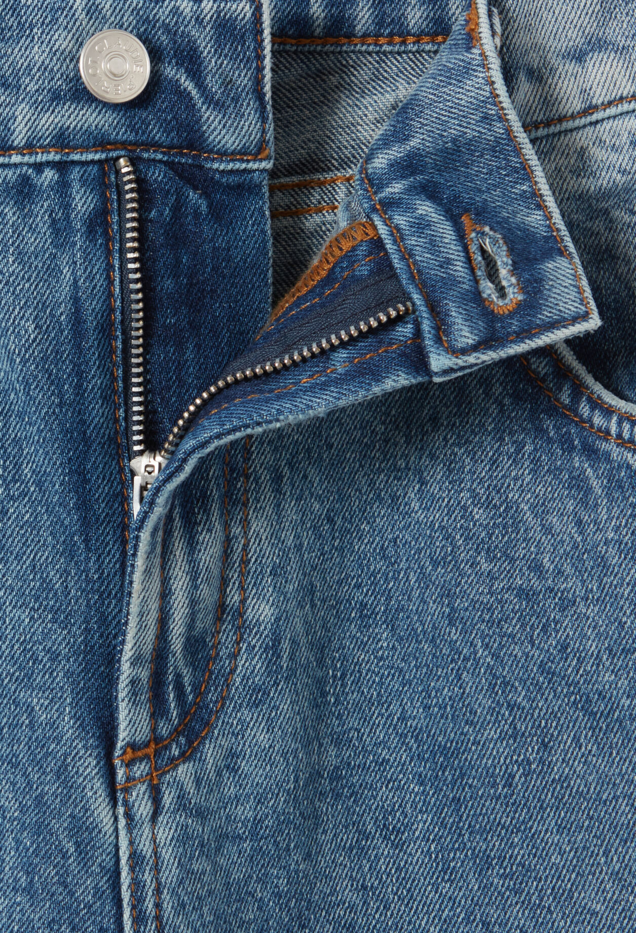 Hellblaue Flared Jeans.