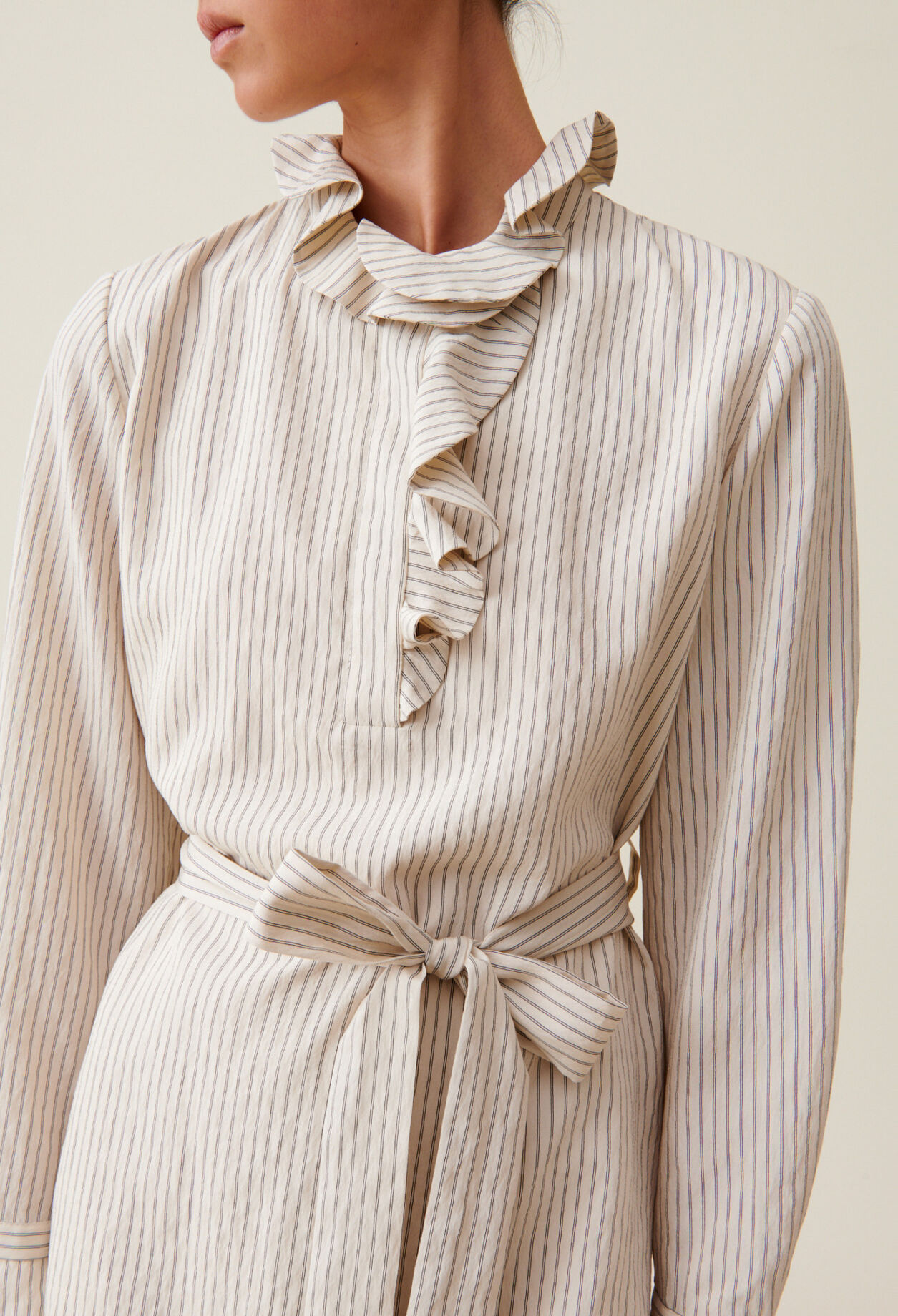 Robe ray&eacute;e col volant&eacute;