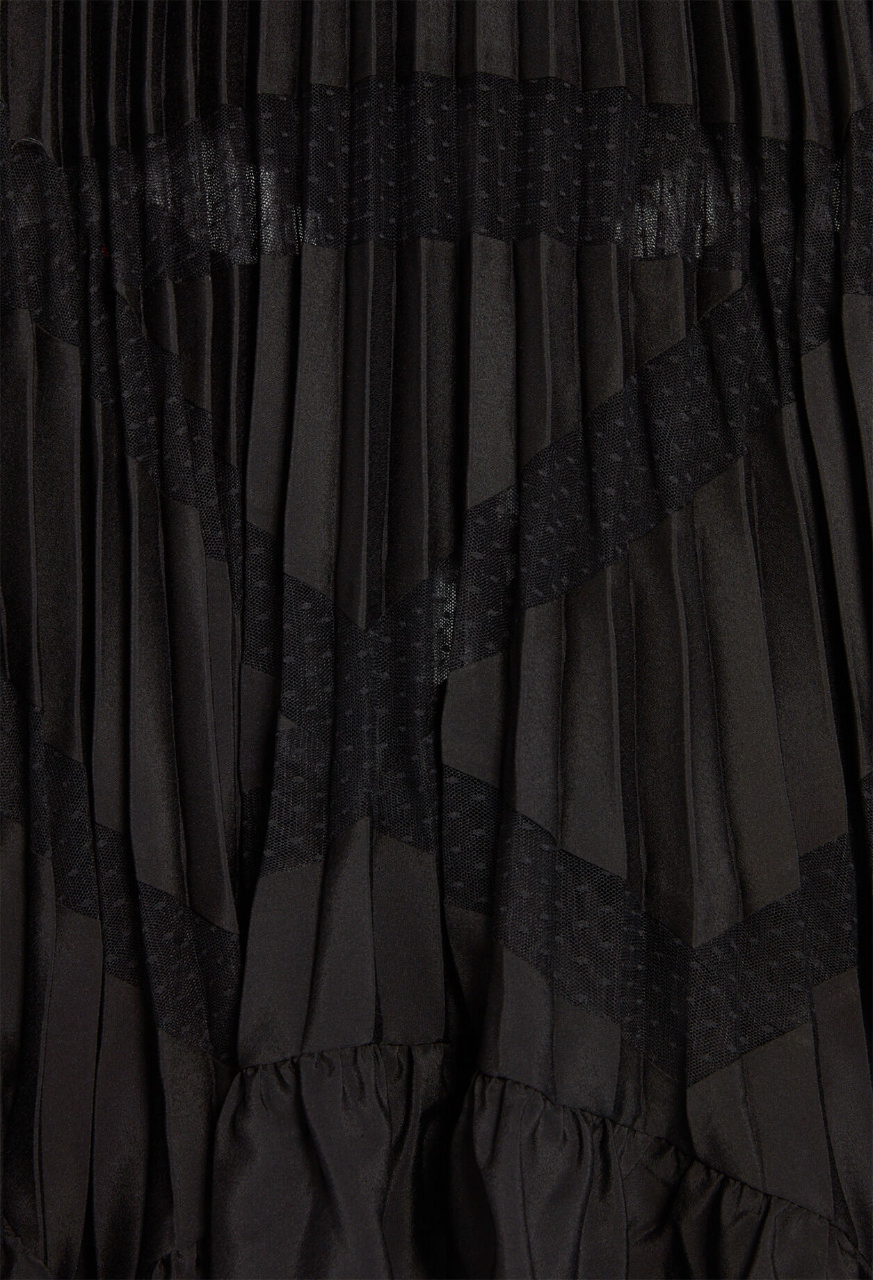 Langes, plissiertes Kleid mit Volants