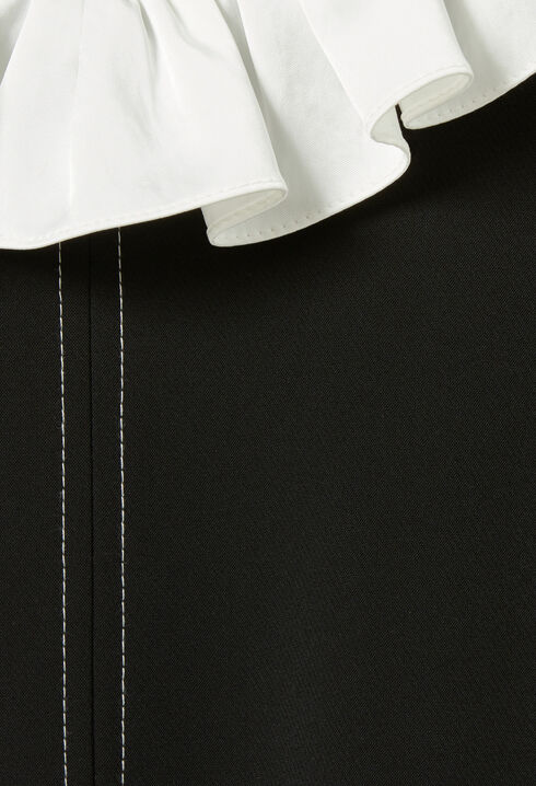 Kurzes Kleid mit Kragen