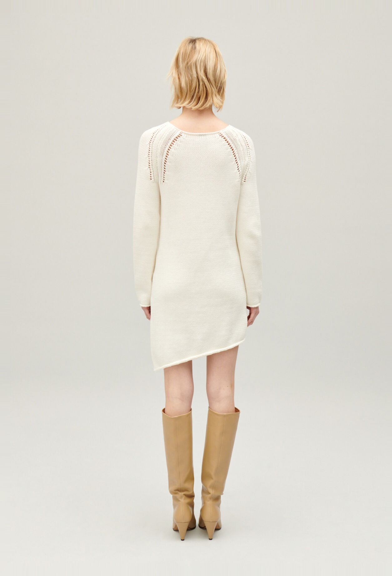 Robe courte asym&eacute;trique maille &eacute;crue