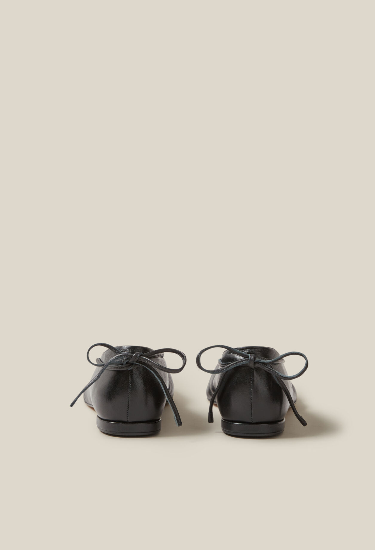 Schwarze Leder-Ballerinas