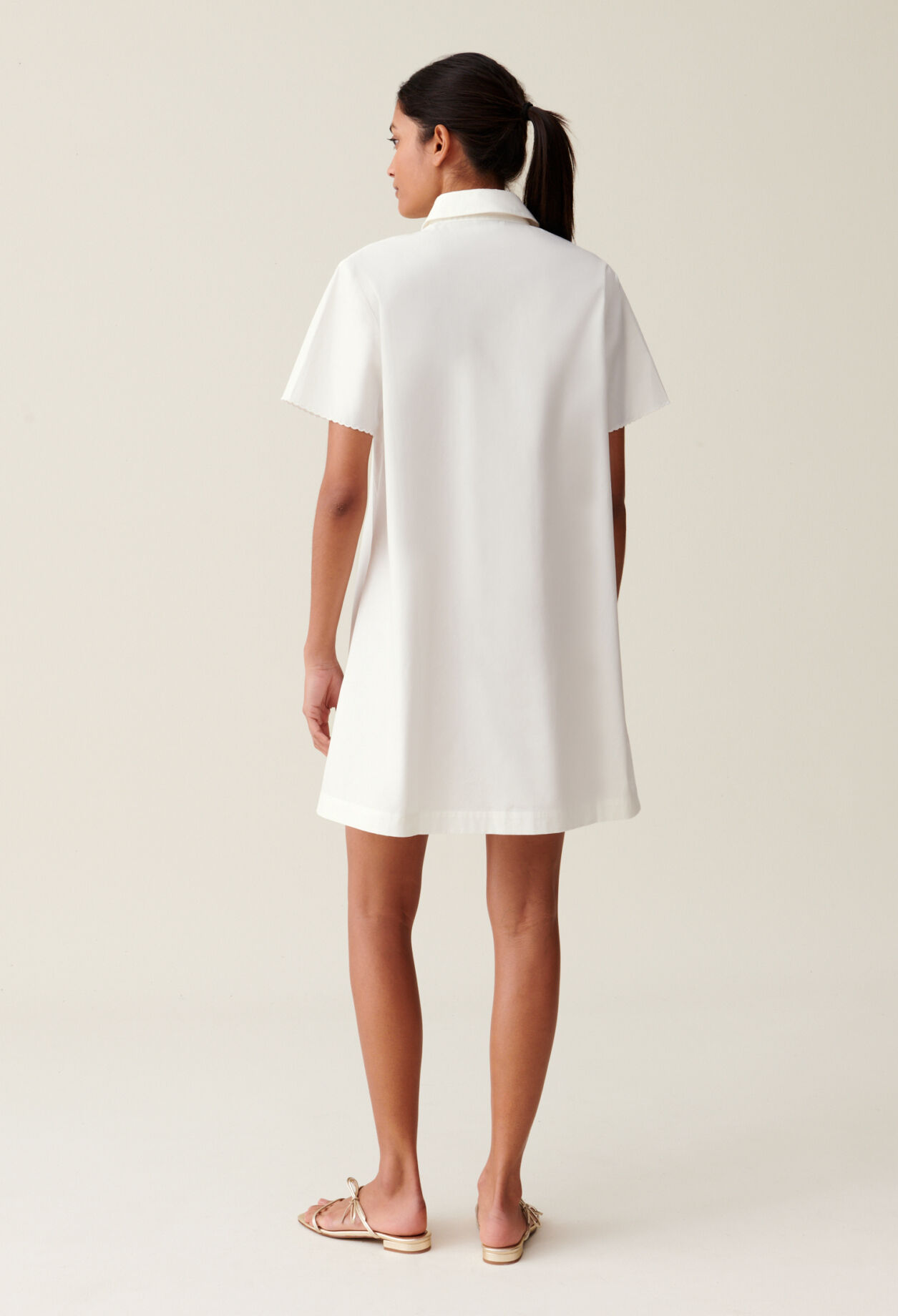 Kurzes, besticktes weißes Hemdkleid