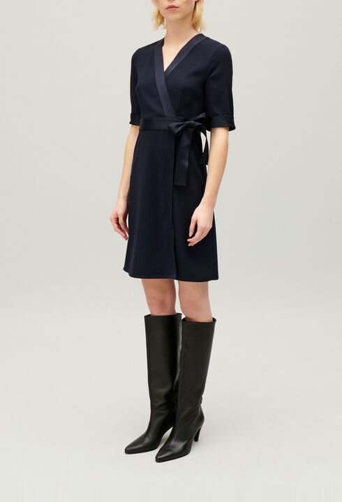 Einfarbiges wickekleid