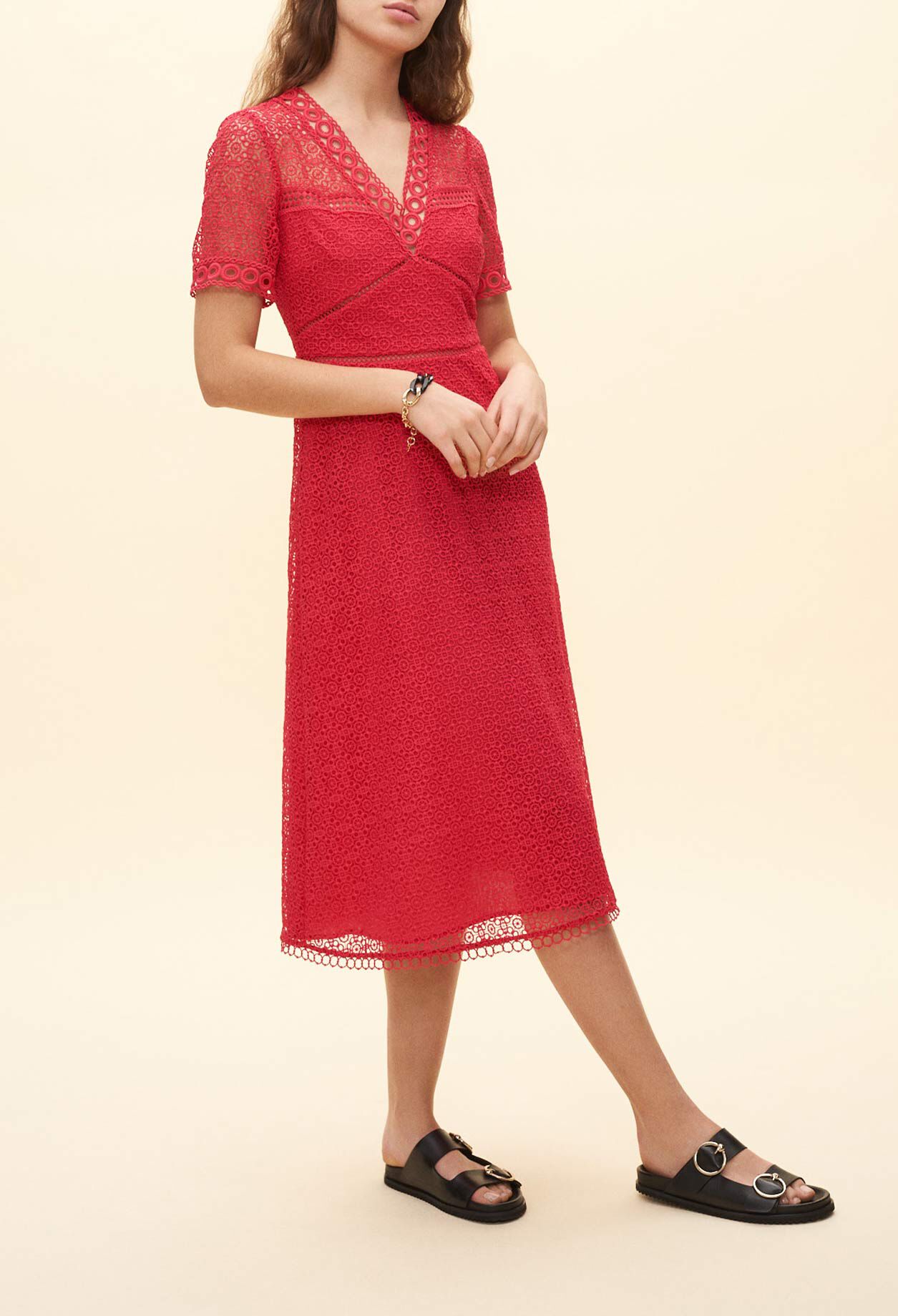 Robe longue en guipure rouge