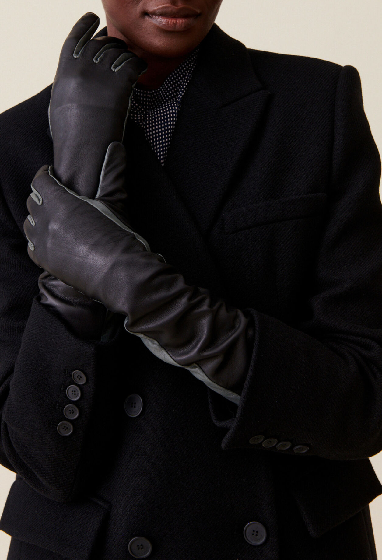Lange zweifarbige Lederhandschuhe