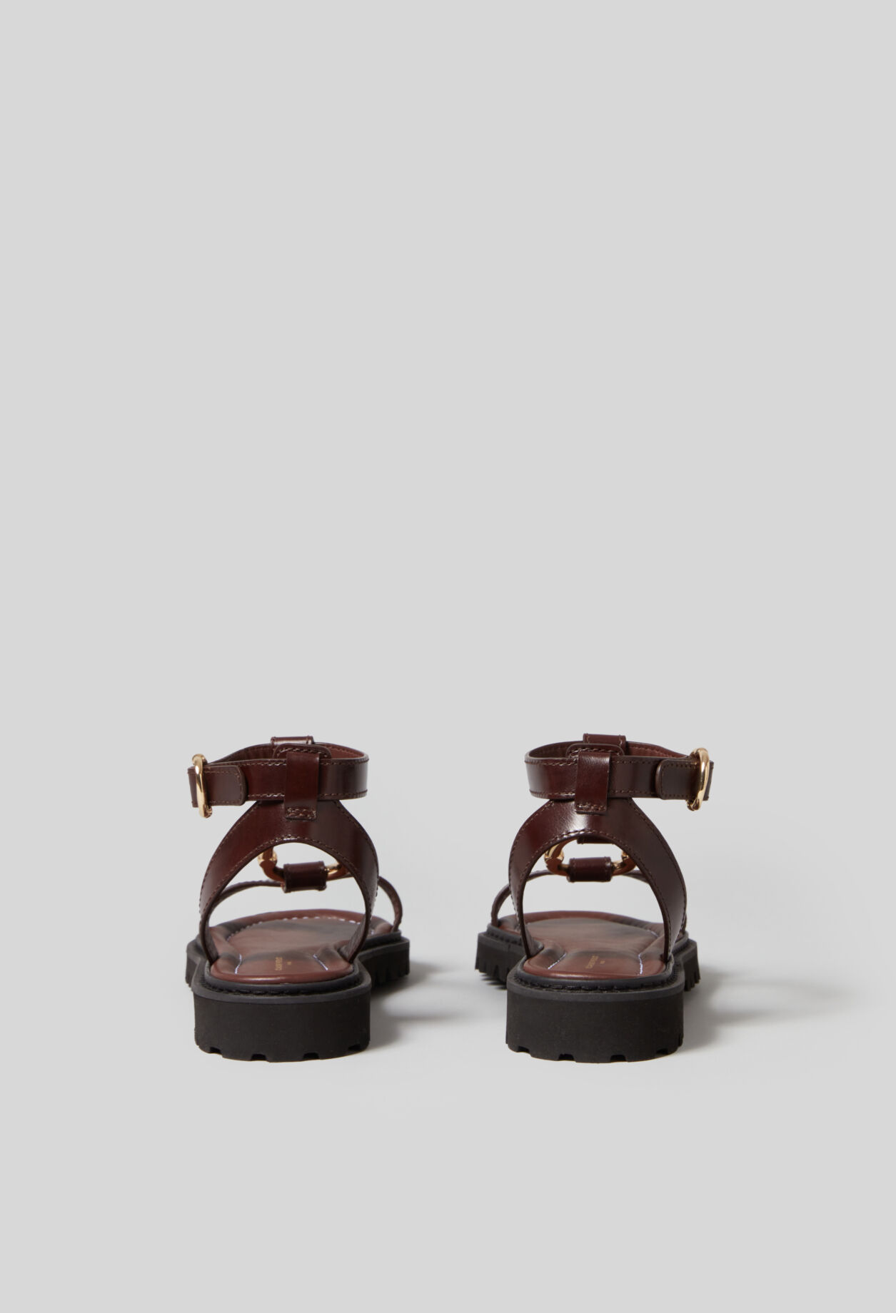 Ledersandalen mit goldenem Ring