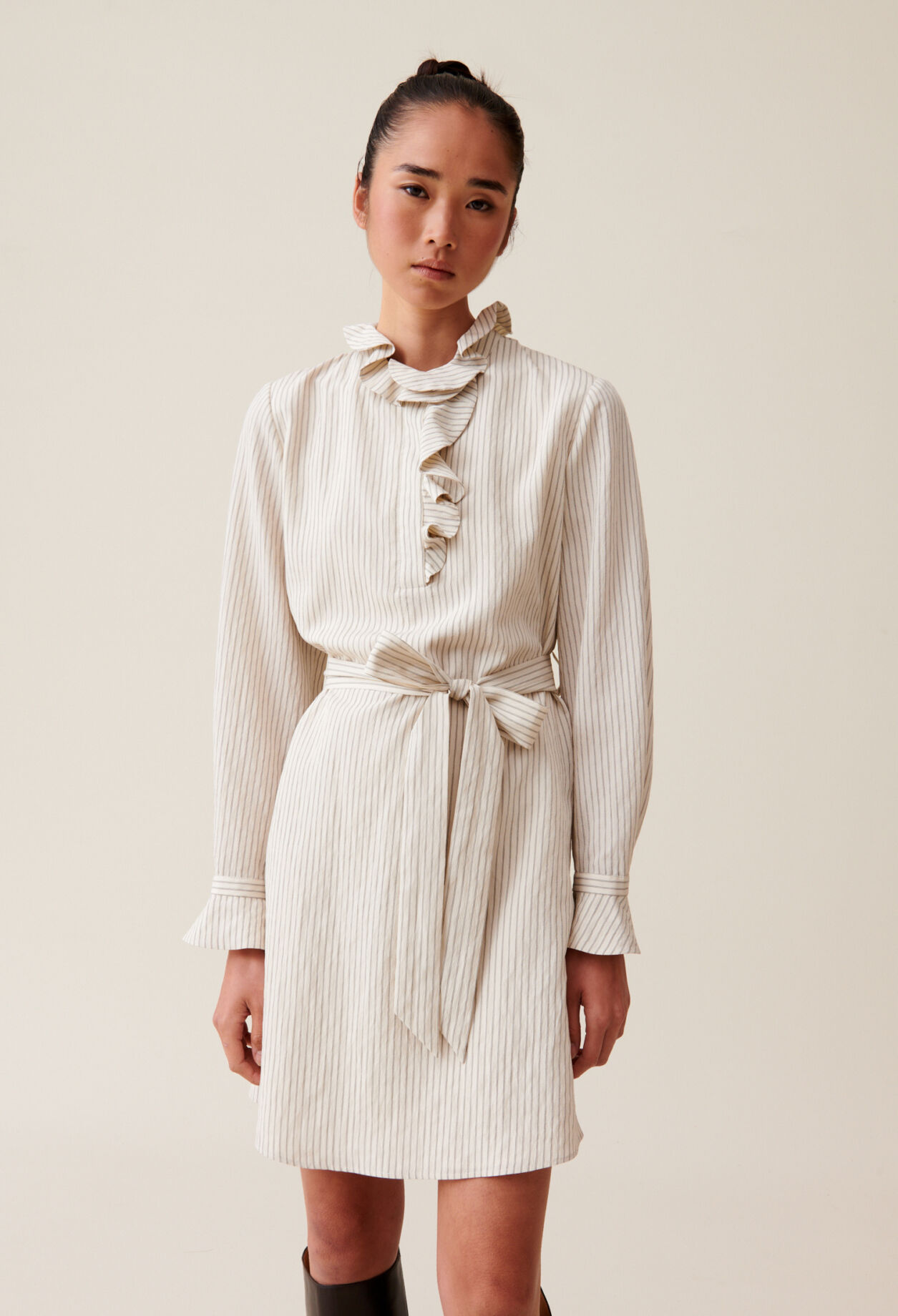 Gestreiftes Kleid mit Rüschenkragen