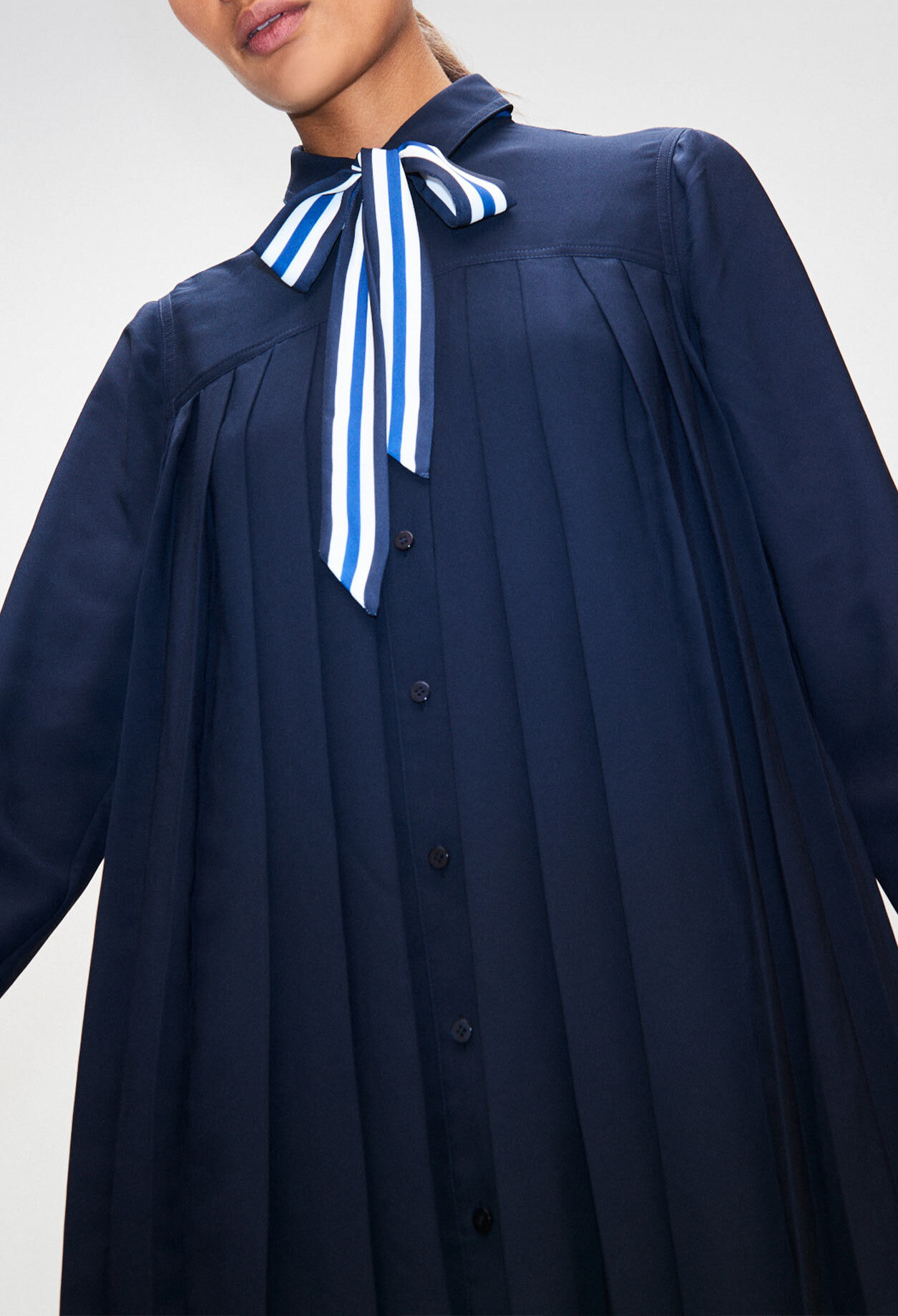 Robe chemise plissée détail lavallière