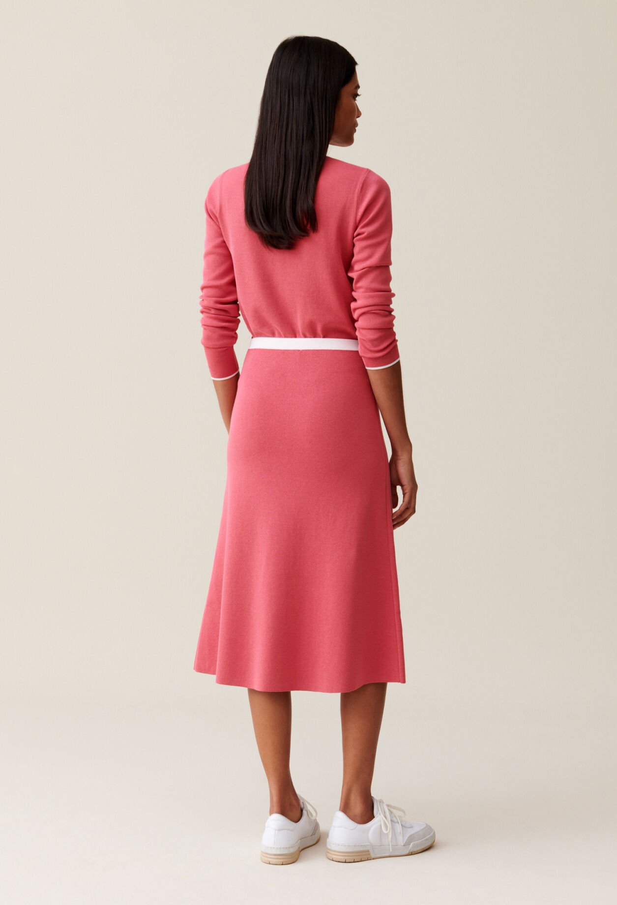 Mid-length knit skirt