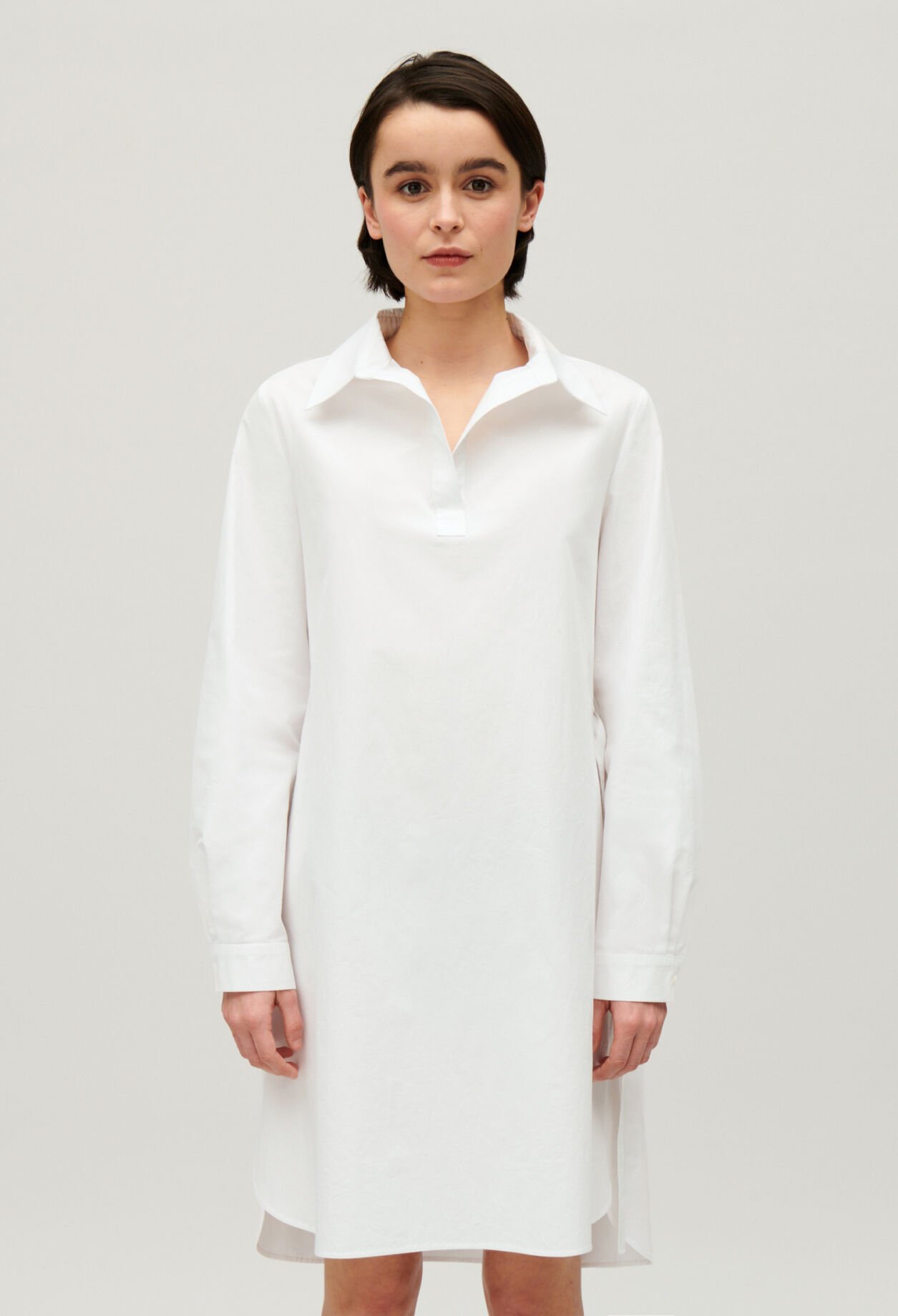 Kurzes Kleid, Polo-Kragen