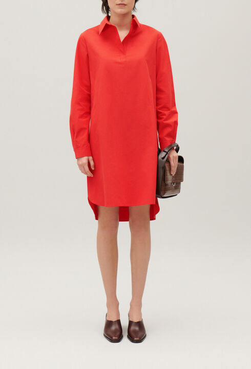 Kurzes Kleid, Polo-Kragen