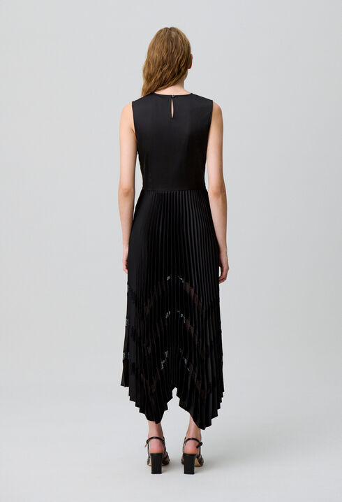 Robe longue satinée plissée