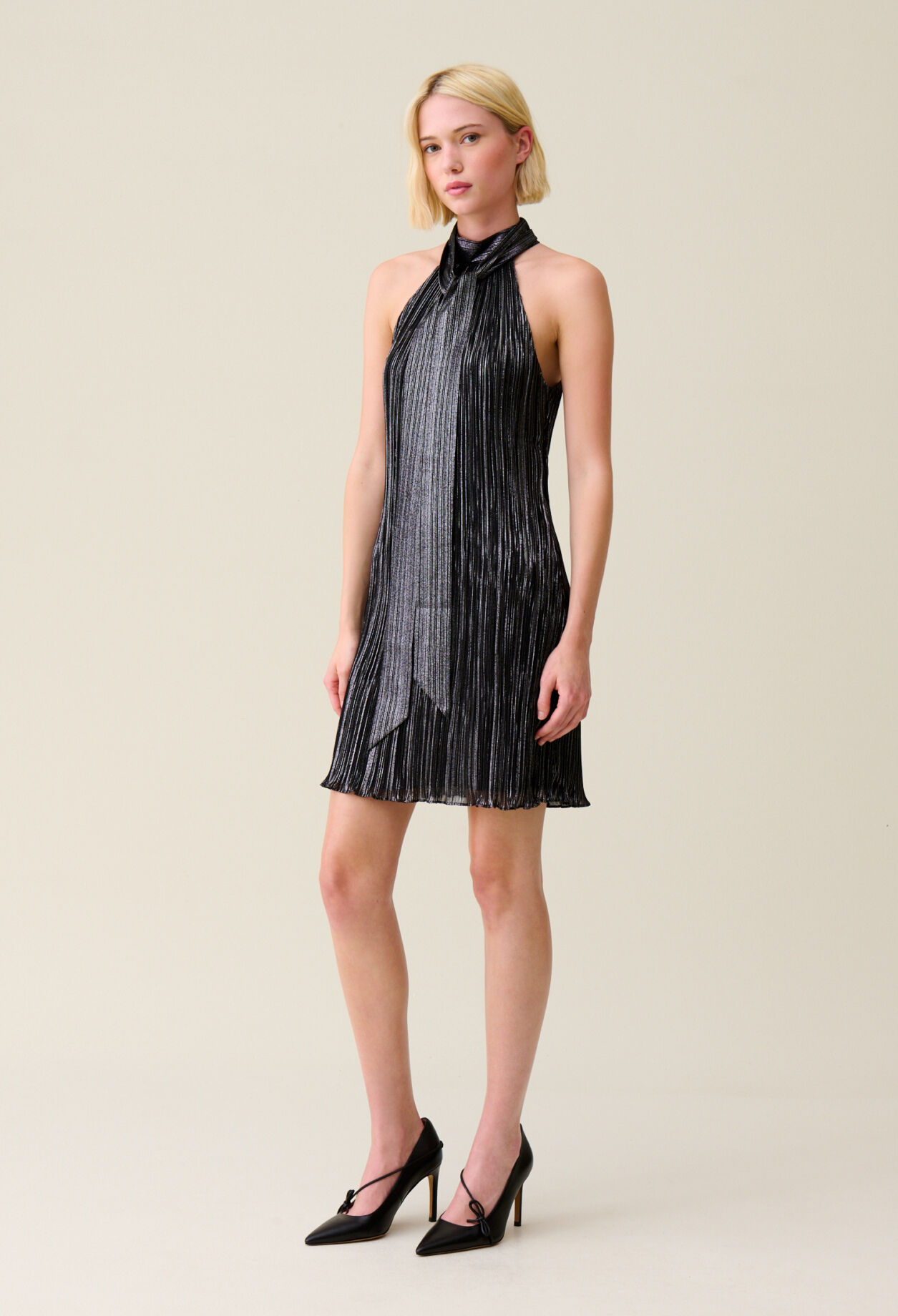 Kurzes silbernes Plissee-Kleid