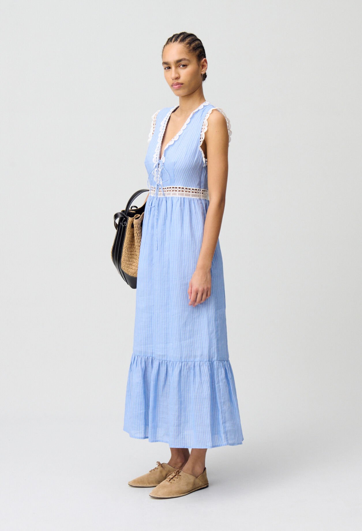 Langes gestreiftes Spitzenkleid