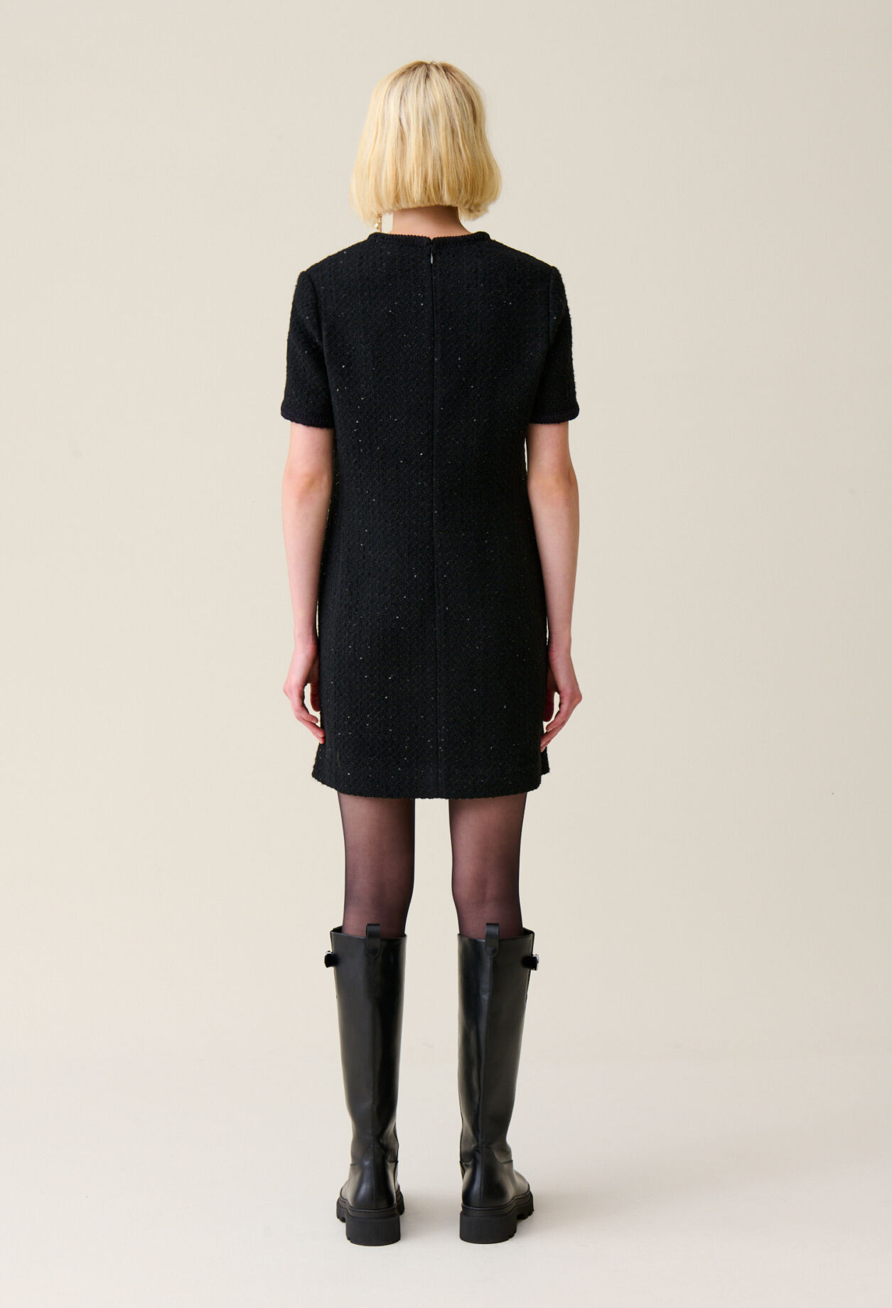 Kurzes schwarzes Tweed-Kleid