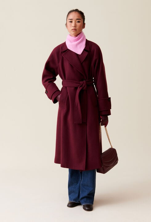 Langer bordeauxfarbener Trenchcoat