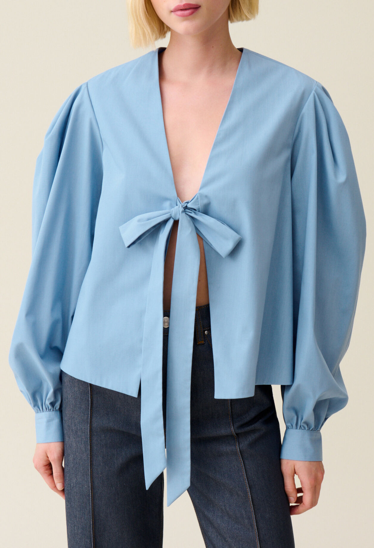 Blouse col V &agrave; nouer